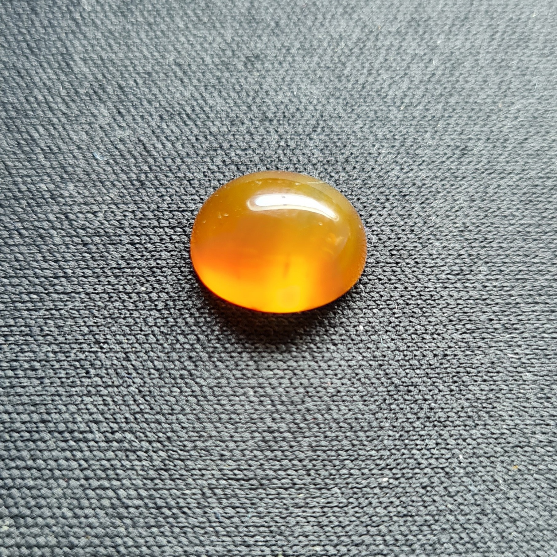 نگین عقیق پرتقالی.مشخصات. طول  1.2 سانتی متر. عرض 0.9 سانتی متر. ارتفاع 0.5 سانتی متر.