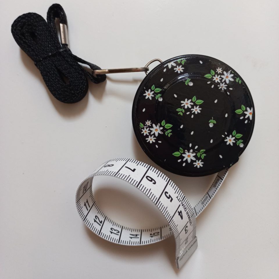 متر جمع شونده خیاطی متریال آلمانی رنگ مشکی طرح گل بابونه کار دست