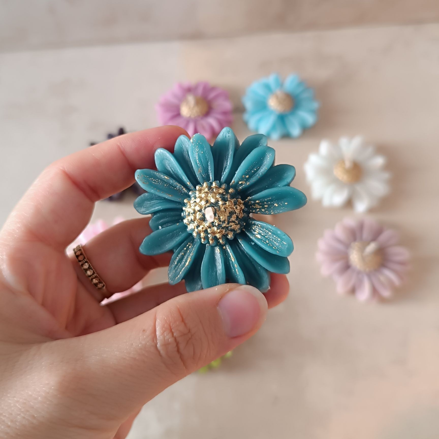 شمع مارگاریت ، شمع بابونه فوق العاده زیبا و جدید مناسب هدیه و گیفت ،شمع روآبی در هر رنگی قابل سفارشه 