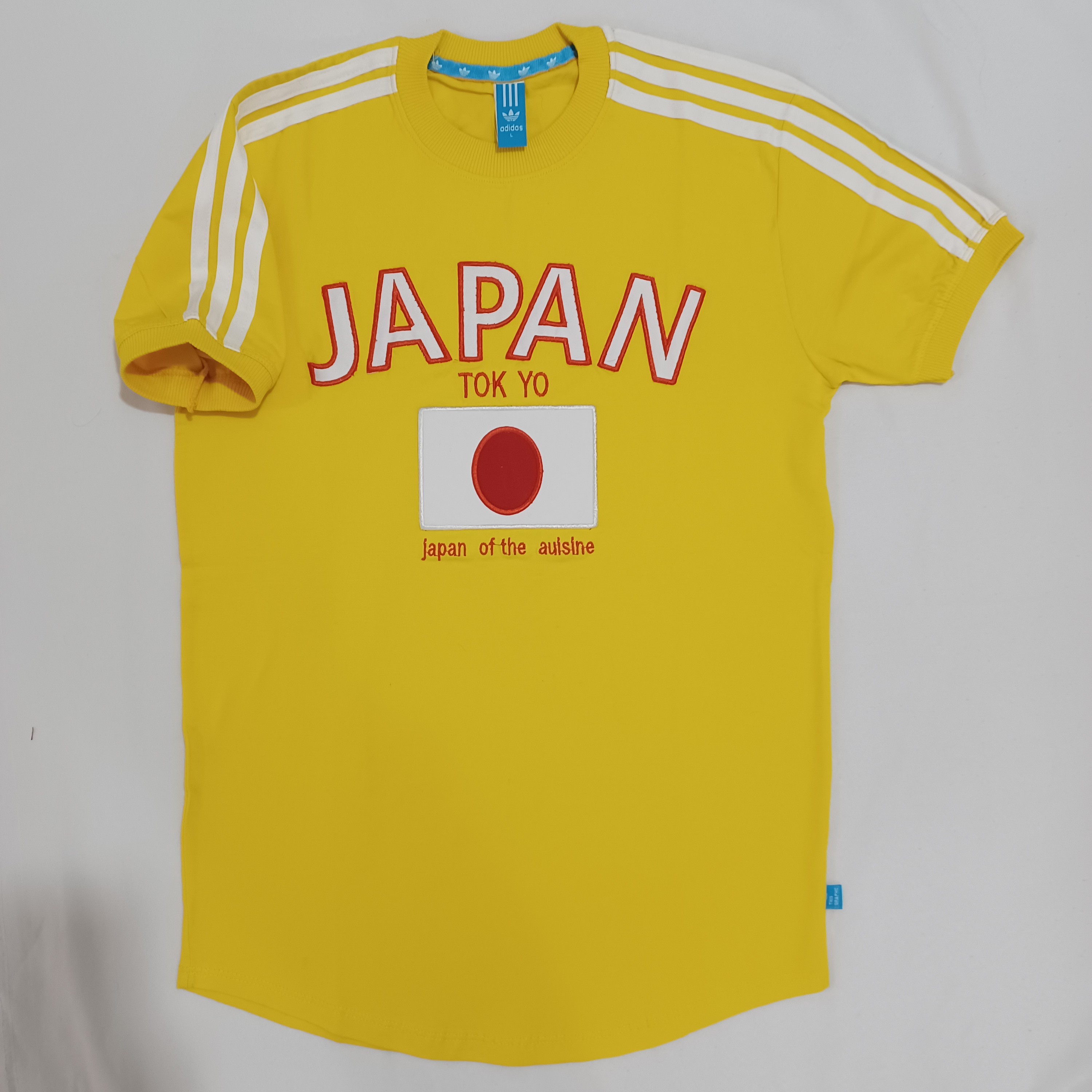 تیشرت  آدیداس یقه کش و آستین کش   رنگ  زرد و فقط سایز لارج موجوده  