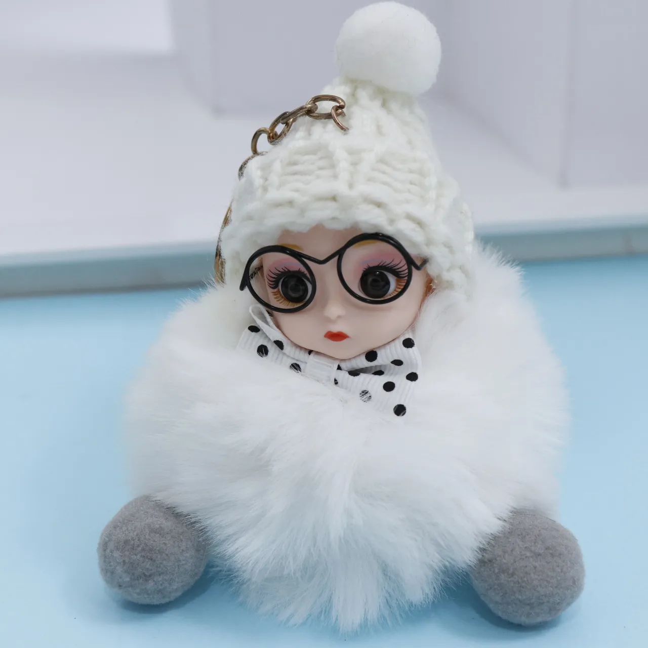 سرکلیدی خزی کودک عینکی سفید 30172