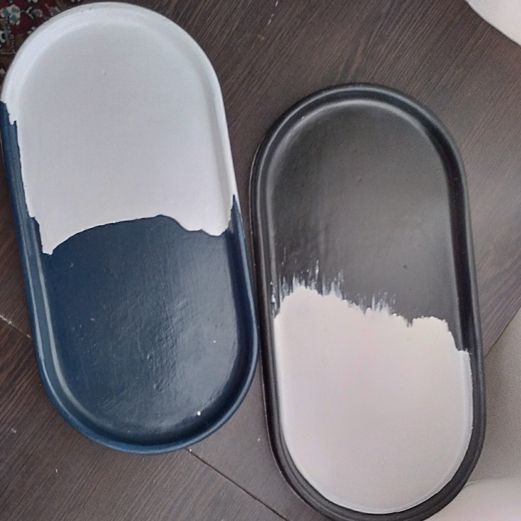 سینی های طرح بیضی و قطور دلبر لعنتیمون در  رنگ های رگه دار و ساده یک دست و دو رنگ 