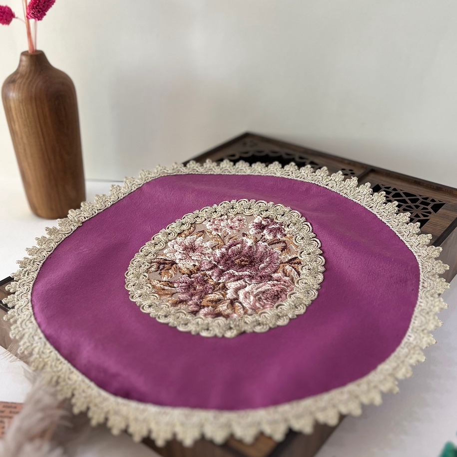 رومیزی(موتیف) بنفش رنگ دایره ای آستردار سایز 31 طرح آنتیک بلژیکی
