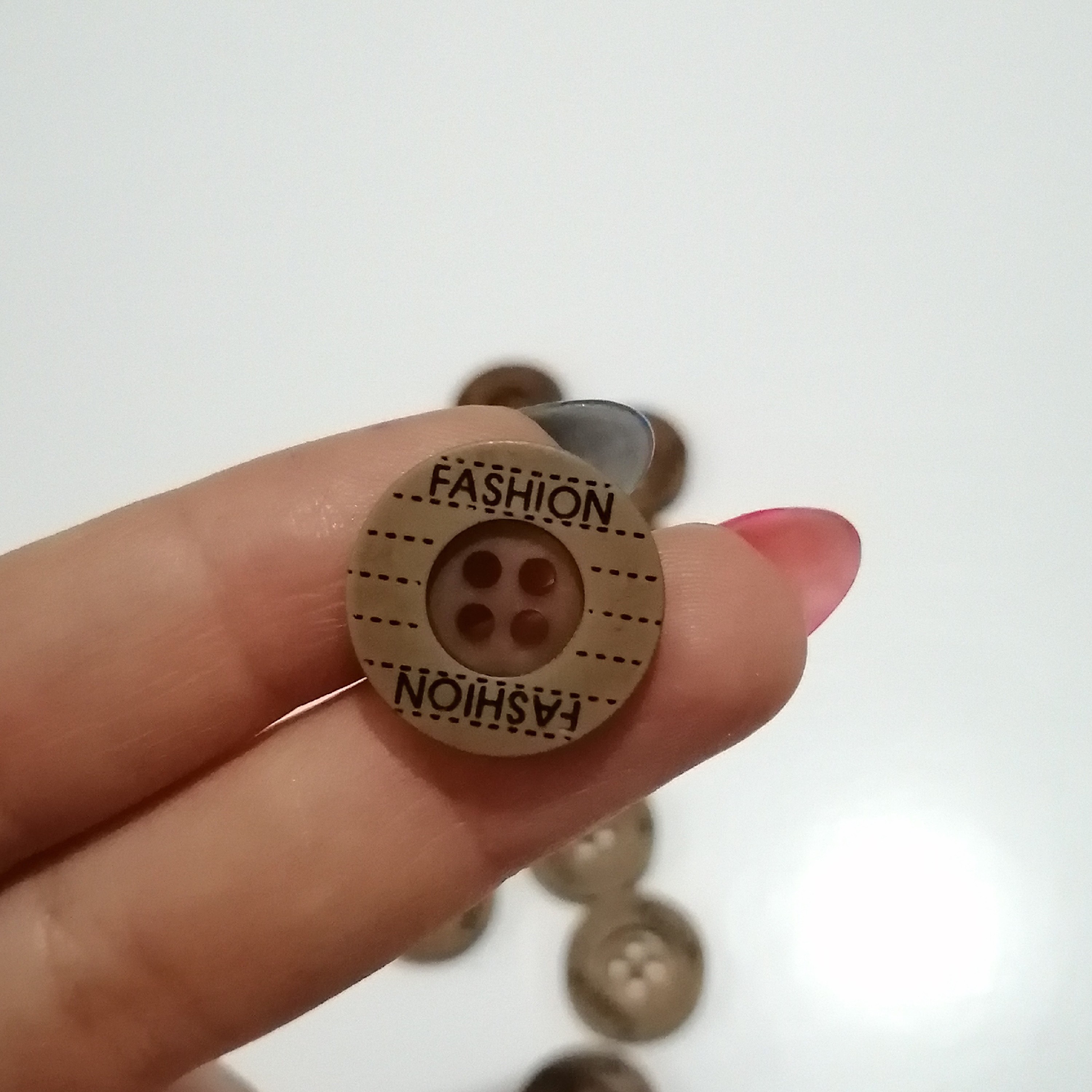  دکمه لباس طرح چوب قهوه ای 1 بسته 10 عددی 