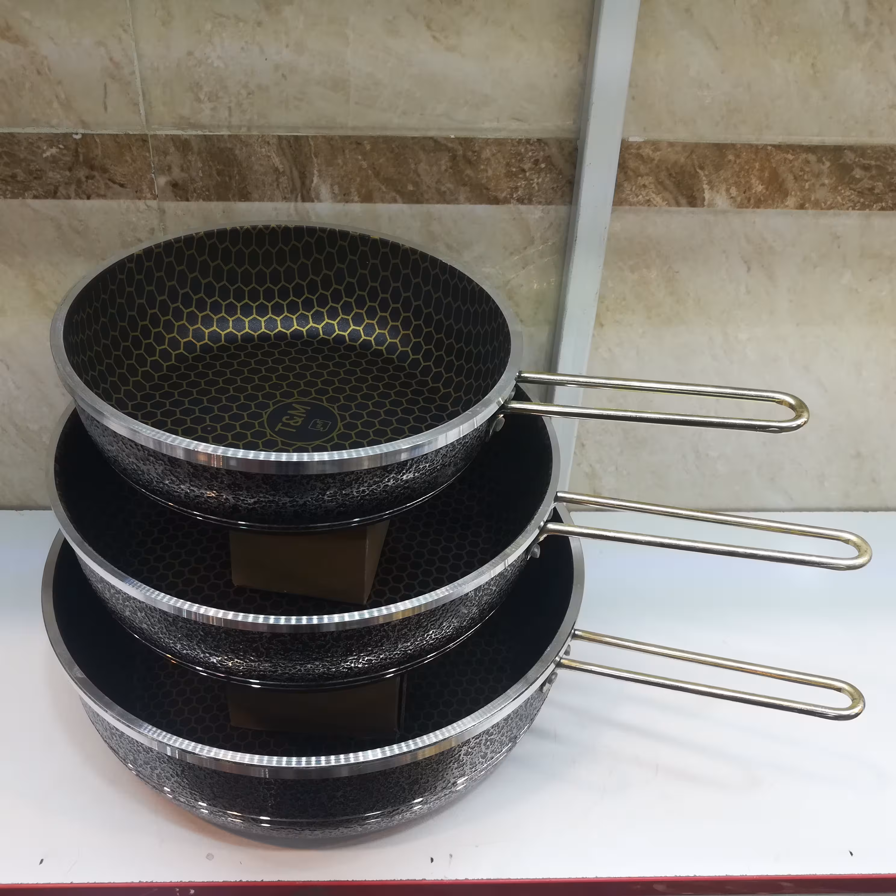 ماهیتابه لب چدن سه تکه تک دسته گرانیت زنبوری دسته طلایی