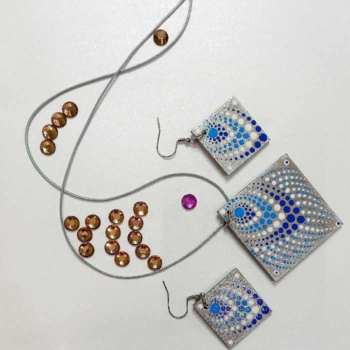 ست گوشواره  ضدحساسیت و گردنبندچوبی با بندچرم طرح ماهی