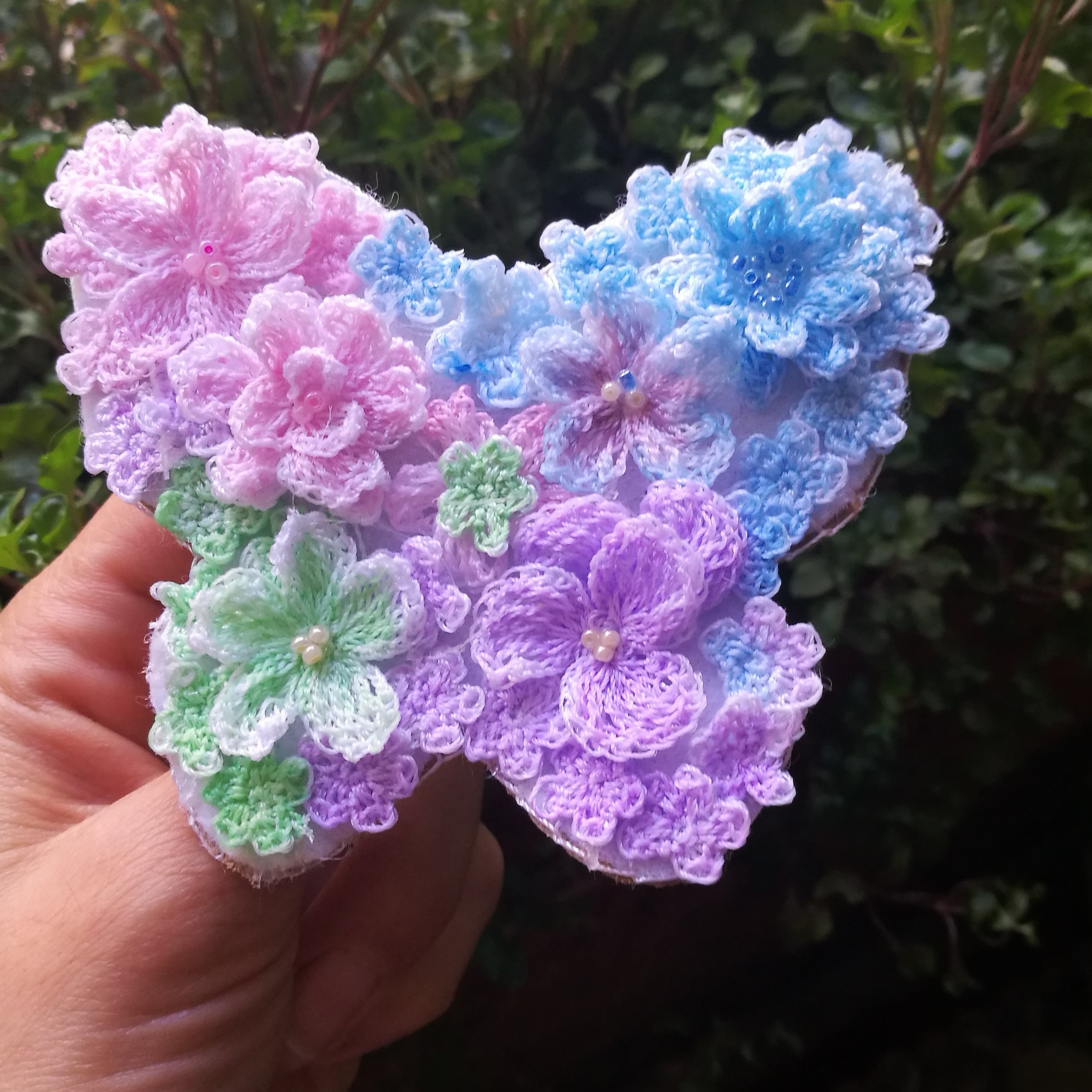 گل سینه پروانه بافته شده با نخ ابریشم