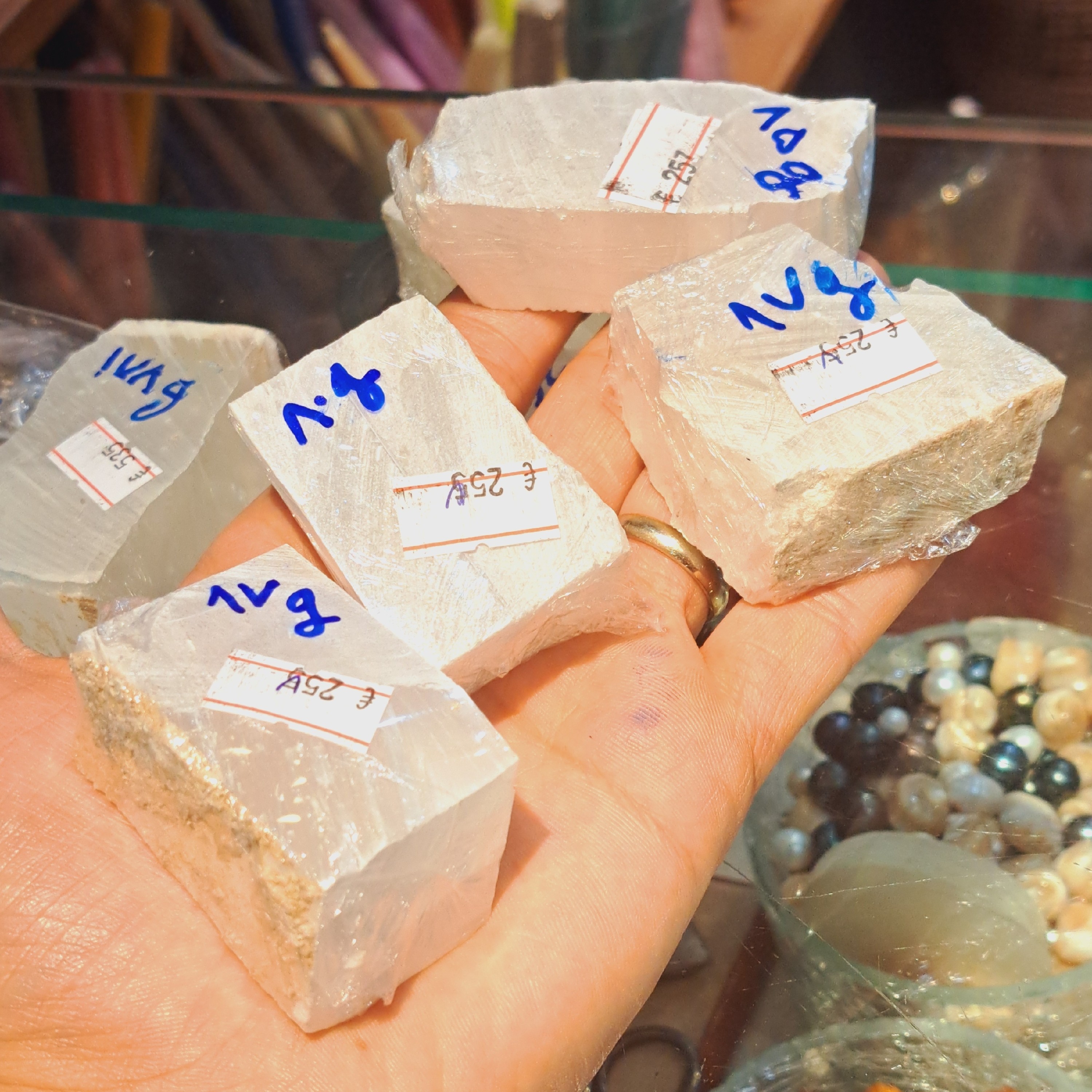 سنگ طبیعی سلنایت 85گرم سنگ چشم سوم سنگ حس ششم تقویت چشم سوم سنگ ریشه ساتین اسپار  تراش سنگ سلنیت فروشگاه سنگ قیمتی کرج