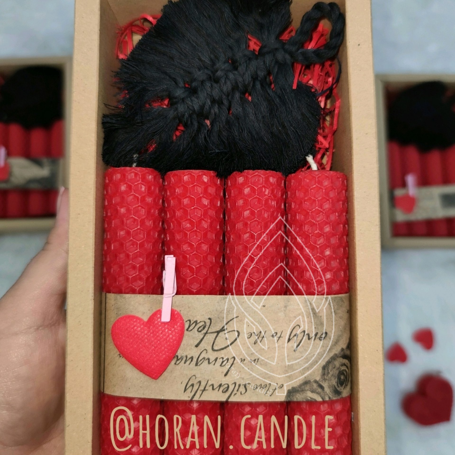 شمع موم عسل کادویی هدیه باکس  هدیه اقتصادی  ارزان 4 عدد شمع موم عسل 12سانت  به همراه جعبه و برگ مکرومه 