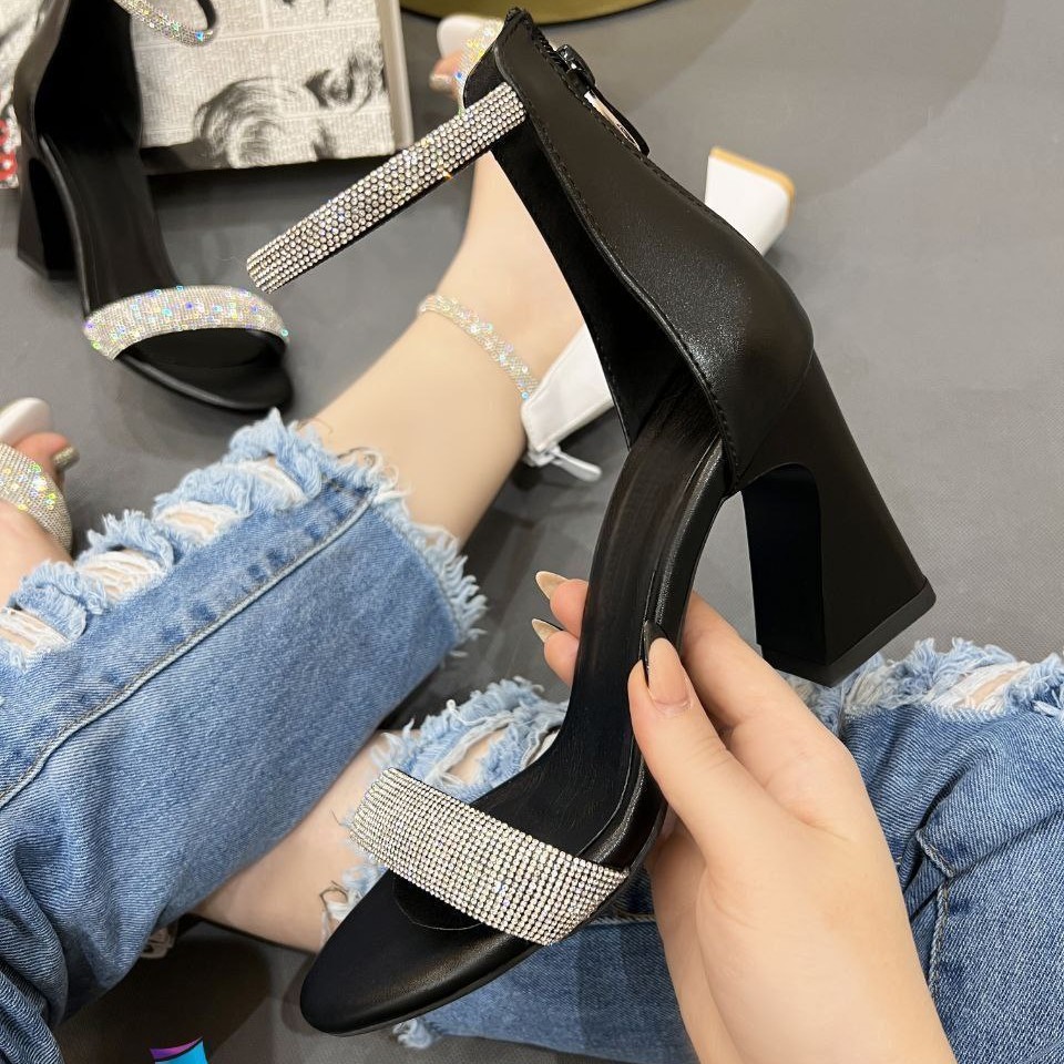 کفش مجلسی 
کد 197 
قالب استاندارد 
کیفیت عالی 
پاخور شیک
پاشنه 8 سانت
Size36ta40