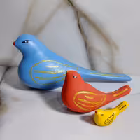 ست کبوترهای سرامیکی رنگ شده دکوری آبی قرمز و زرد در 3سایز مختلف