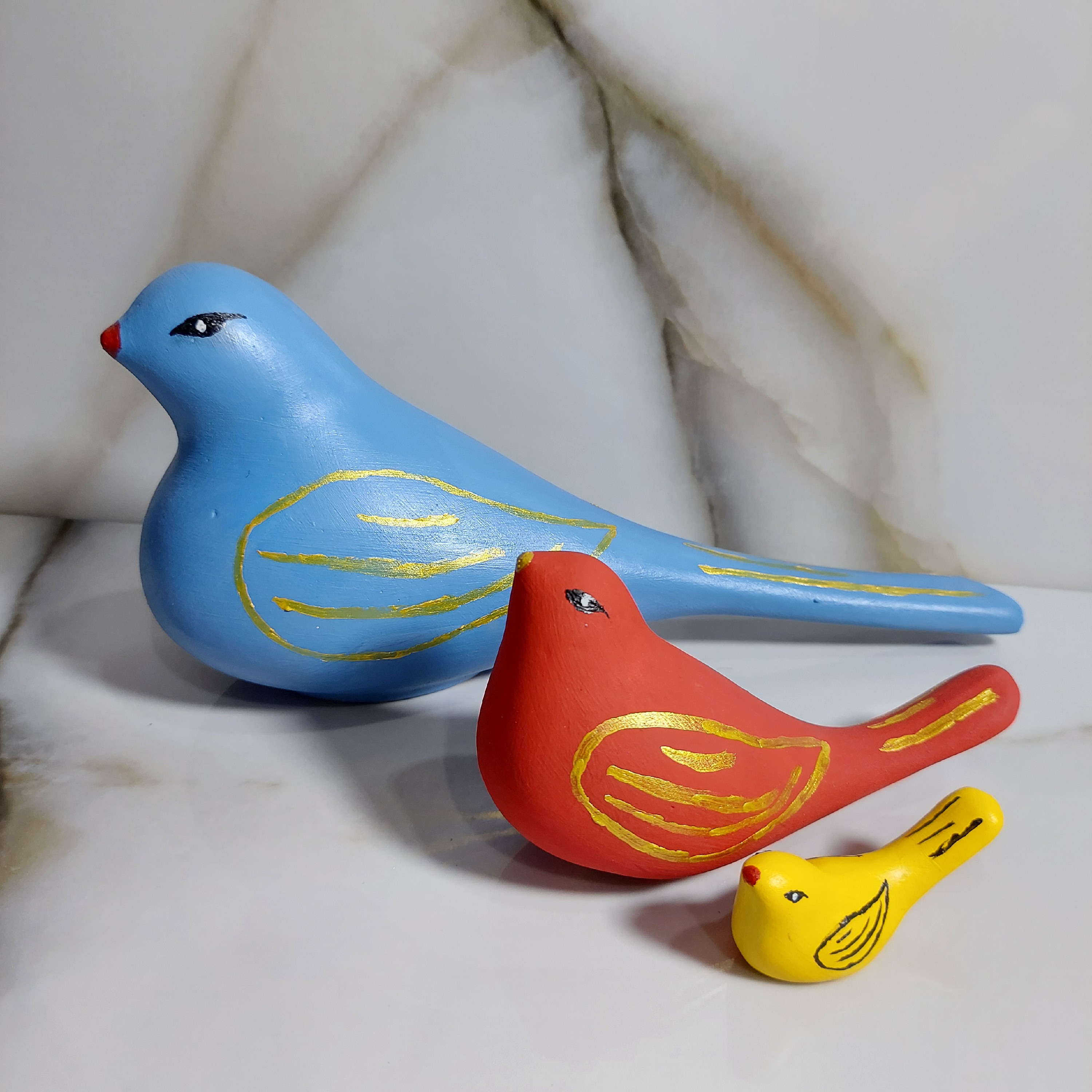 ست کبوترهای سرامیکی رنگ شده دکوری آبی قرمز و زرد در 3سایز مختلف