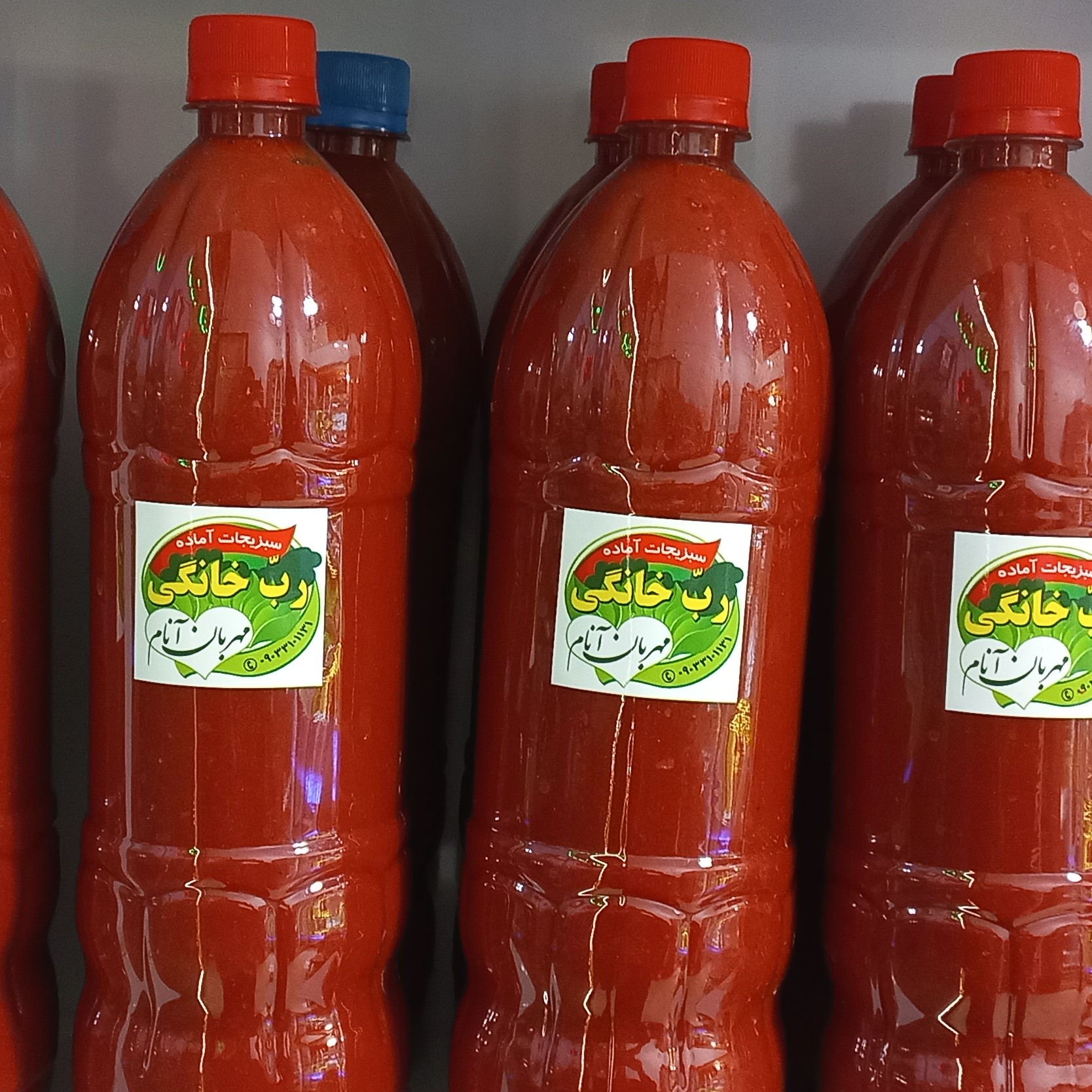 رب خانگی خوش رنگ و خوشمزه در بطری1.4کیلو گرمی با قیمت مناسی