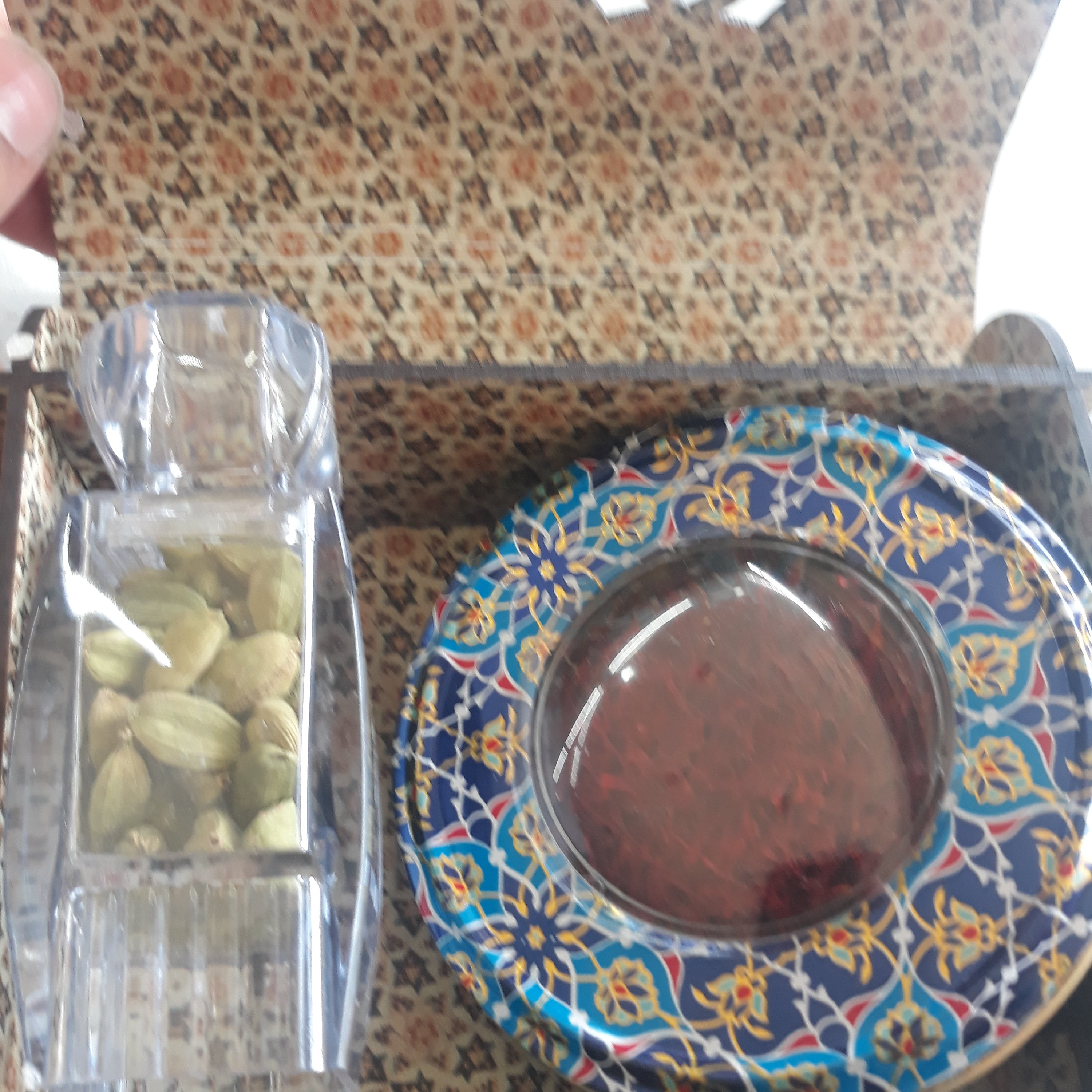زعفران و جعبه