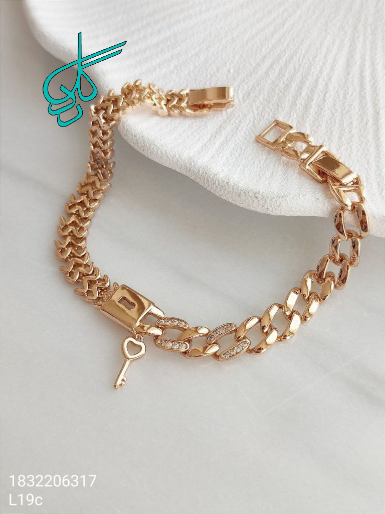 خرید دستبند کارتیر نگین دار آویزی مارک ژوپینگ طلایی رنگ ثابت آبکاری شده ضد حساسیت کد 1216534 - ردگل