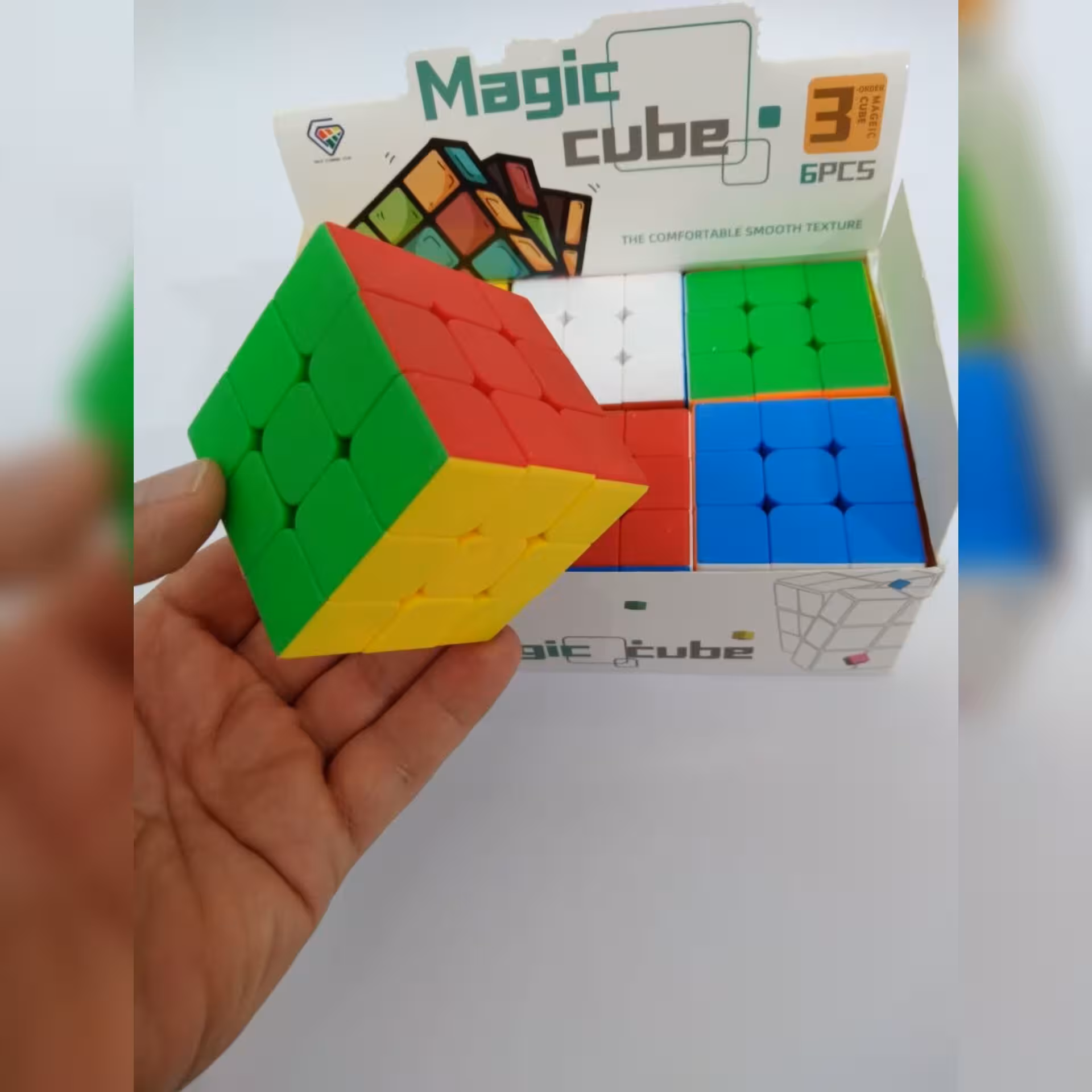 مکعب روبیک خارجی خود رنگ  جنس خارجی نرم و روان 