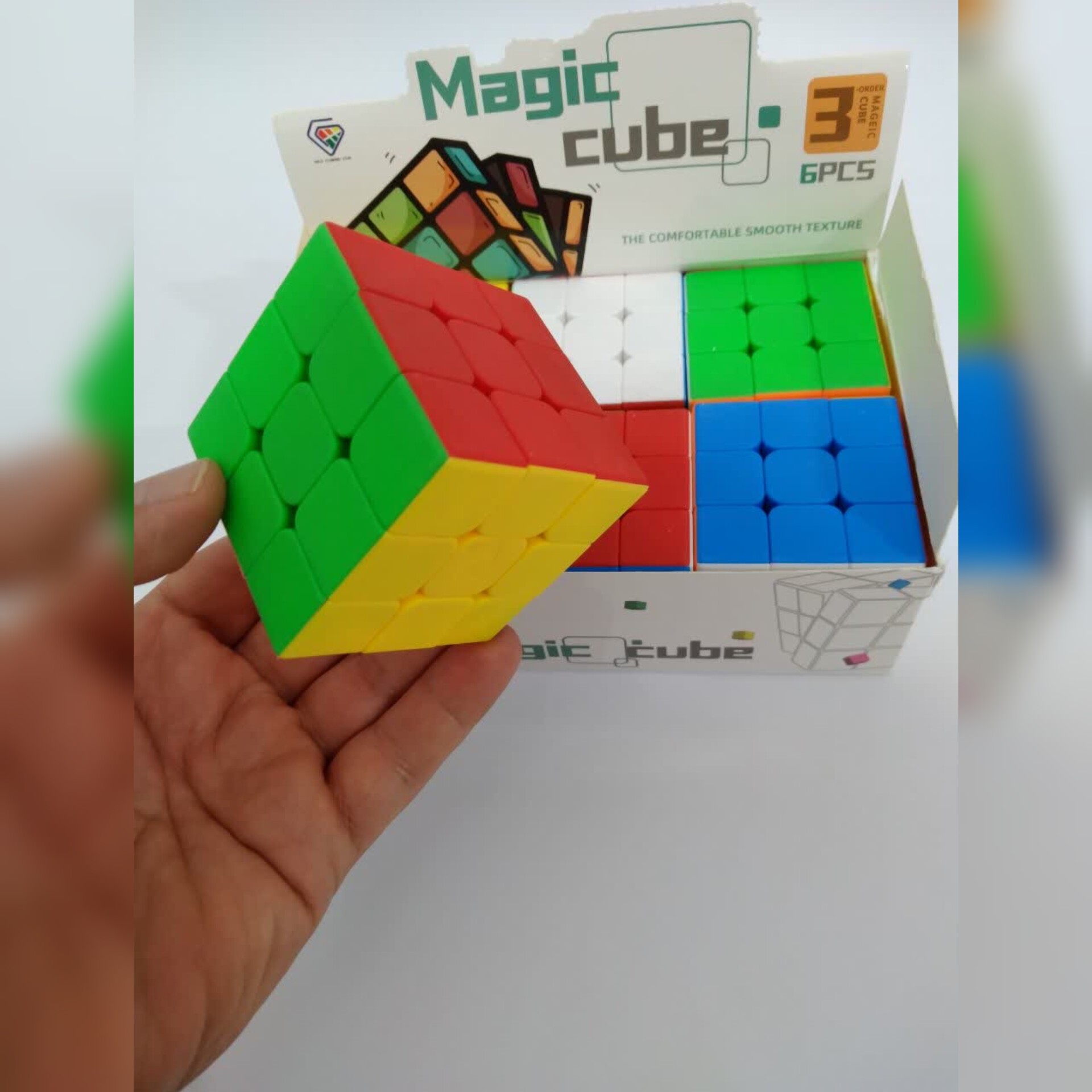 مکعب روبیک خارجی خود رنگ  جنس خارجی نرم و روان 