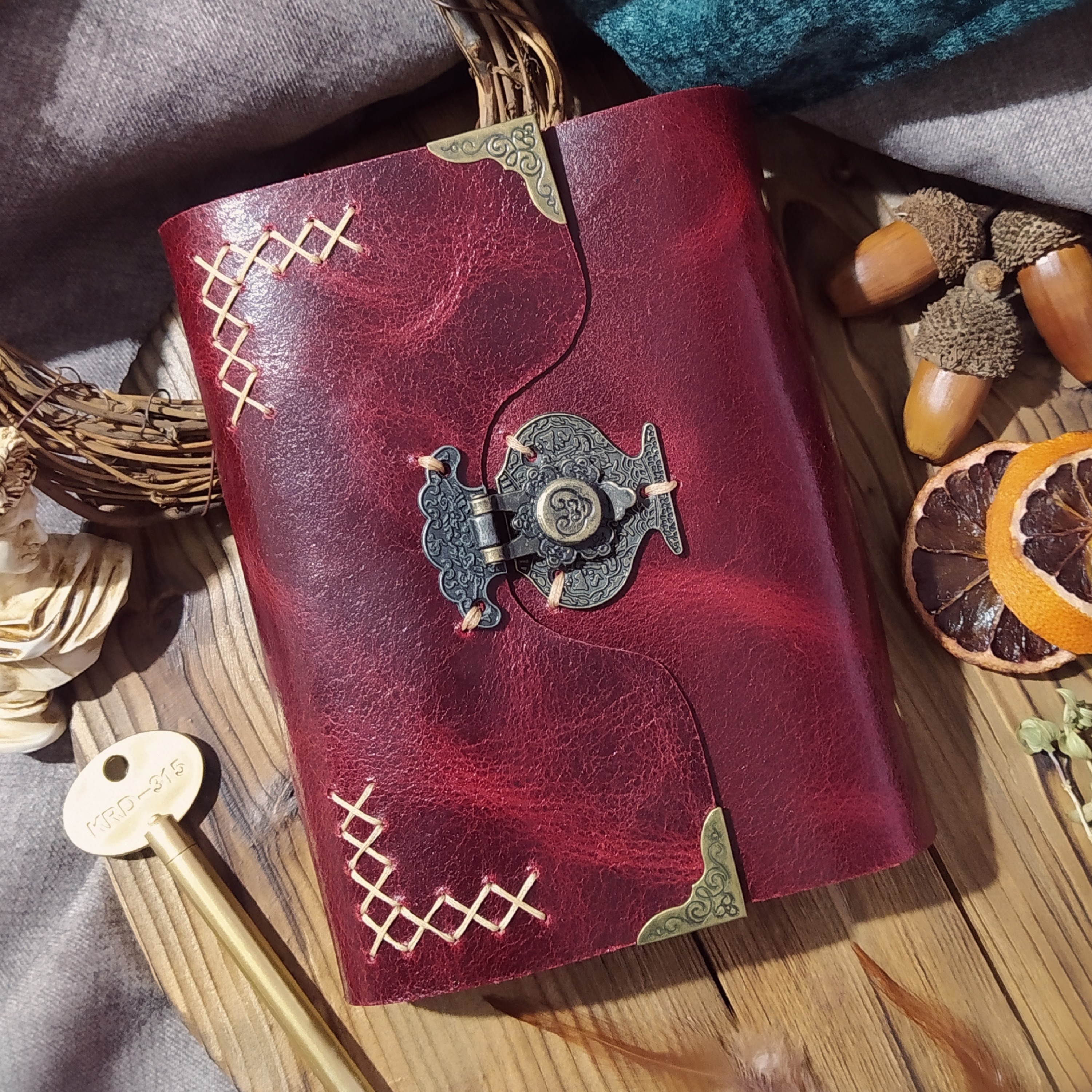 کلاسور چرمی 17 در 12 ،چرم بزی افکتی زرشکی ، یک جیب داخل جلد و دو ورقه چرمی برای زیر و روی کاغذا، صد برگ کاغذ خطدار 