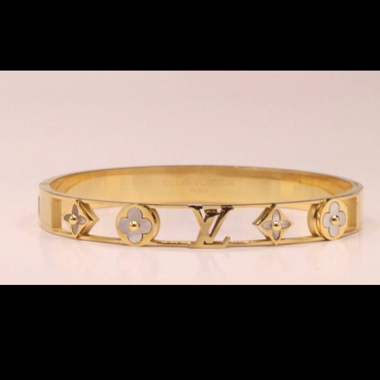 دستبند  النگویی کارتیه طرح ال وی با رنگ ثابت و آبکاری و روکش طلا  در رنگ طلایی