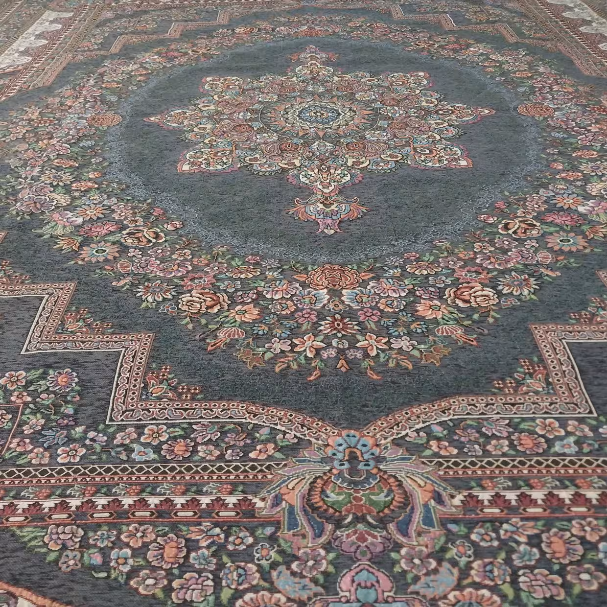 روفرشی 12متری مخمل زرکدار طرح باغ بهشت رنگ طوسی تیره