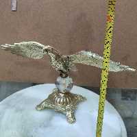 مجسمه عقاب روی گوی برنزی سایز متوسط ، سیاه قلم کاری شده