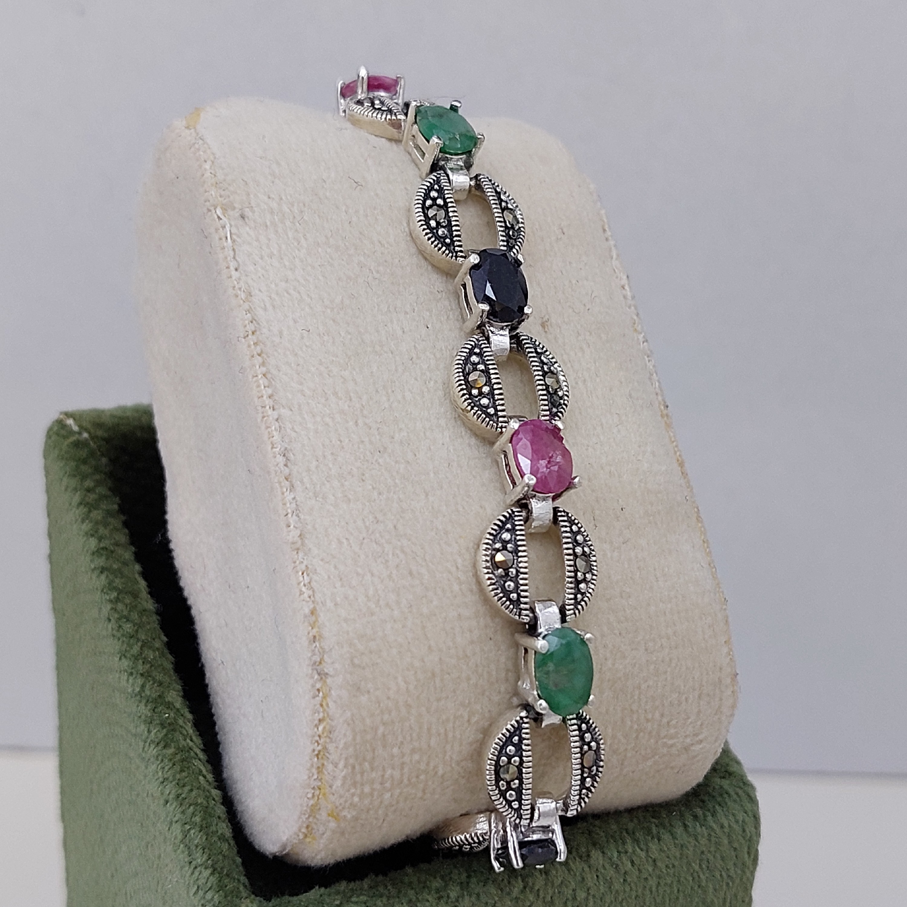 دستبند نقره زنانه عیار 925 تایلندی با سنگهای اصلی زمرد ، یاقوت سرخ و یاقوت کبود 