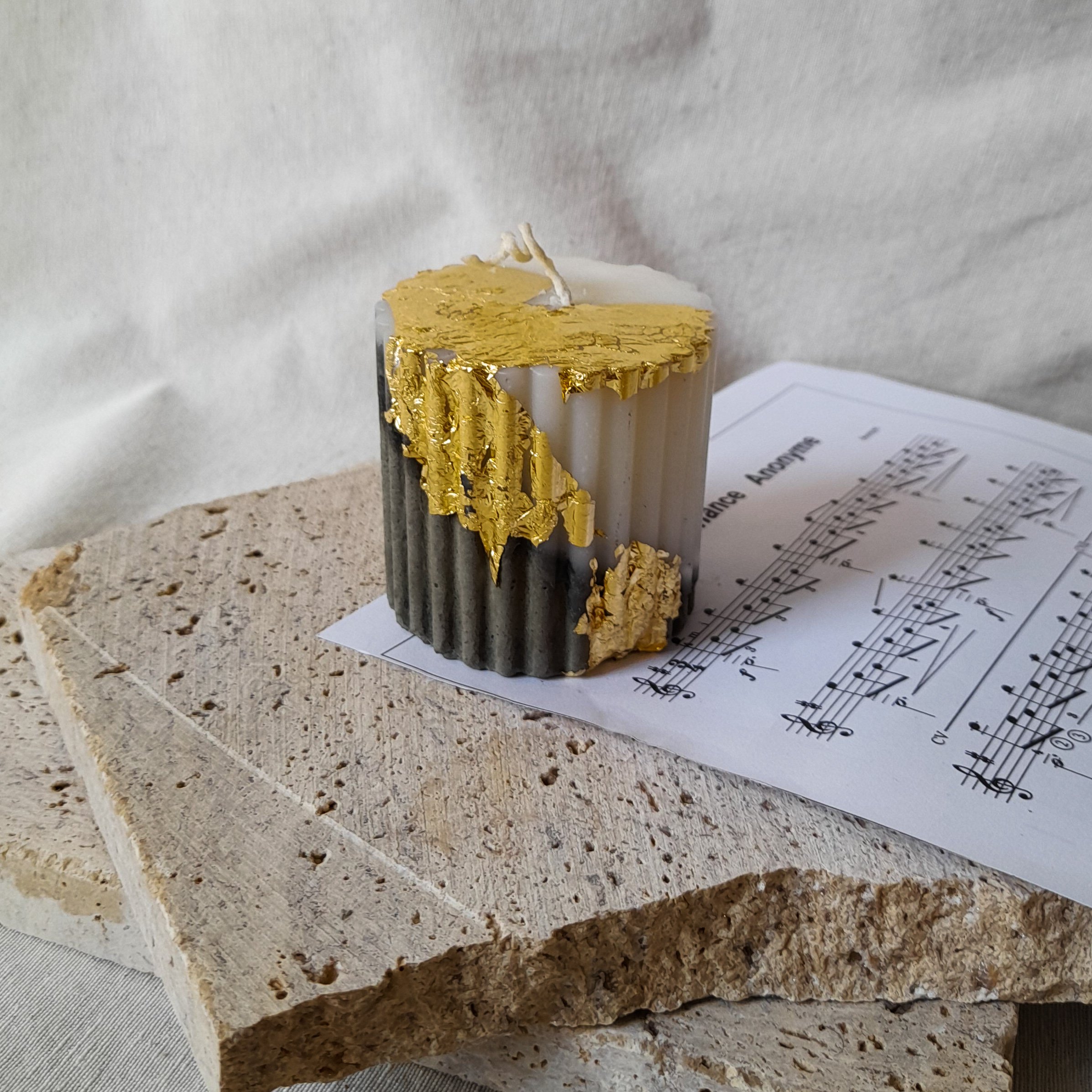 شمع تزئینی دستساز استوانه ی شیار دار  طرح سیمانی(بتنی) گالری زیبا