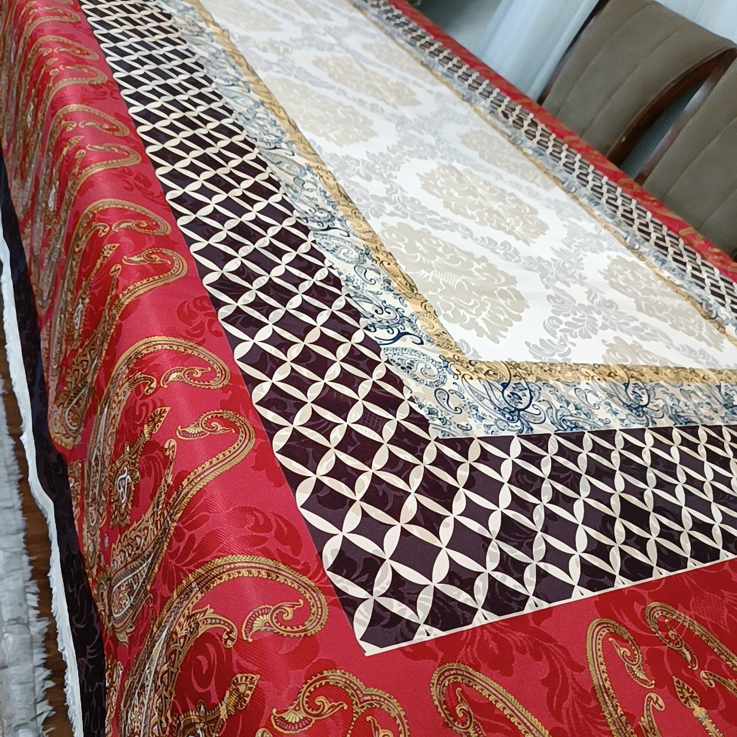 رومیزی  خاص و زیبا رنگ قرمز  دانه اناری جنس ابریشم مصنوعی مناسب میز  6تا 8نفره