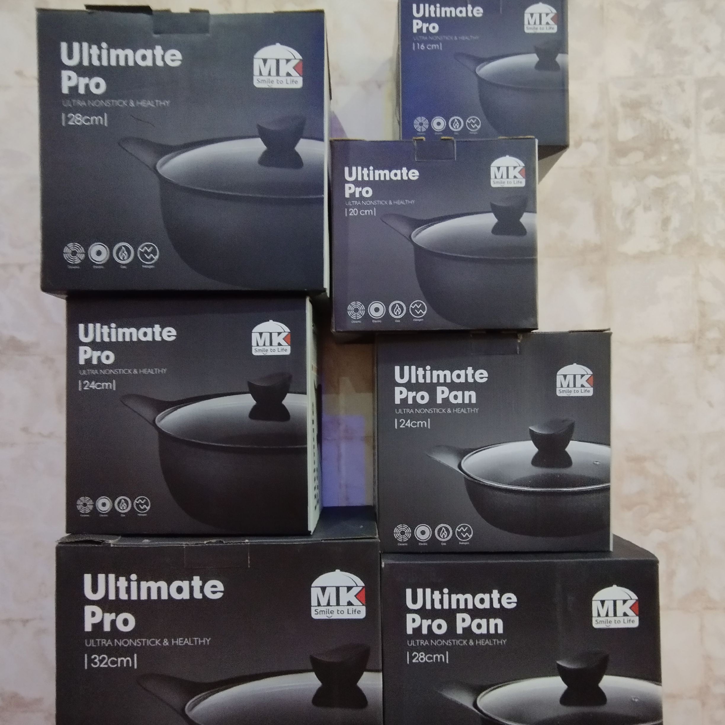 قابلمه رنگ مشکی 20 پارچه تک رنگ مشکی و دارای ست کف گیر ملاقه زیبا 