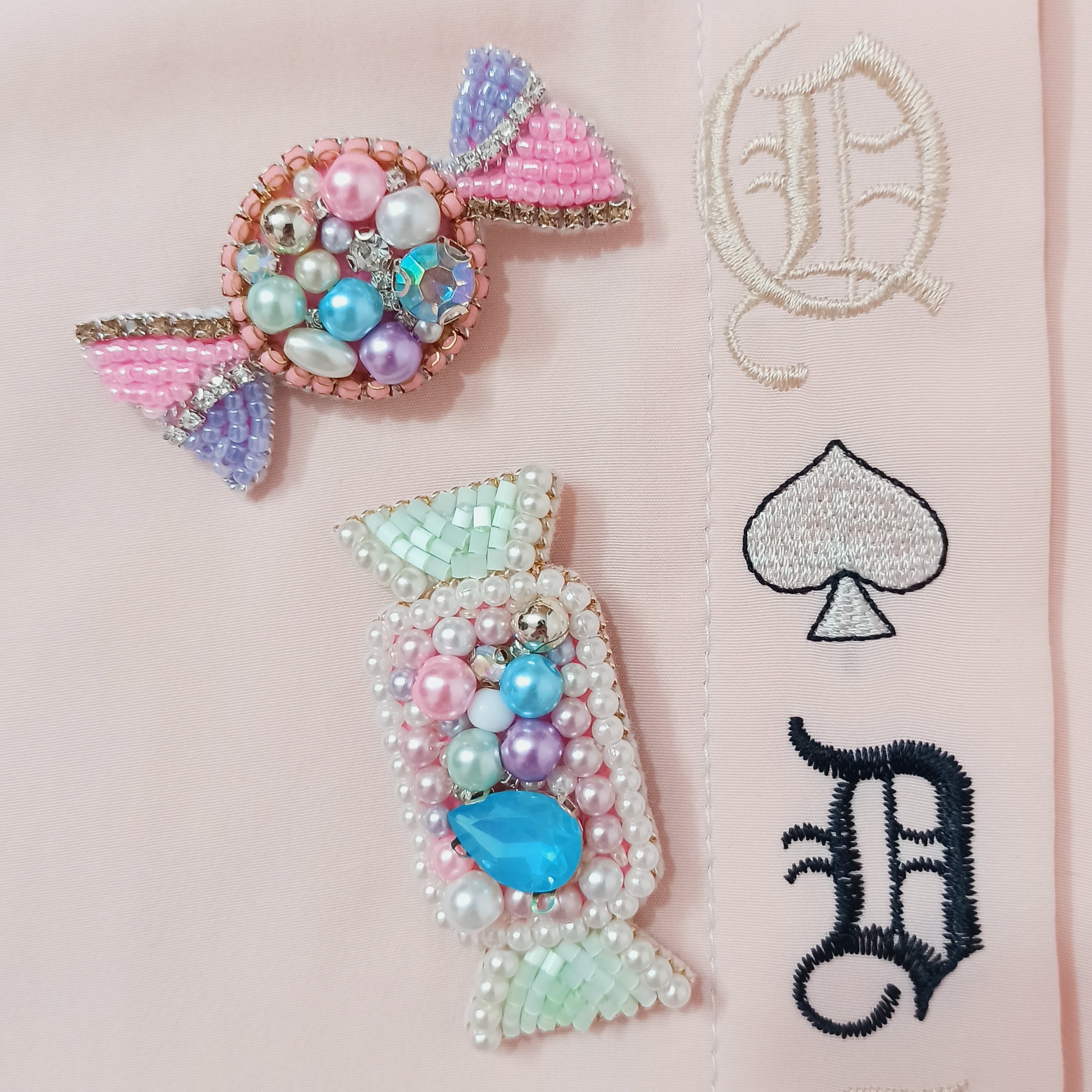 سنجاق سینه جواهر دوزی طرح(ابنبات مستطیلی)و پشت تماماً چرم  می‌باشد.