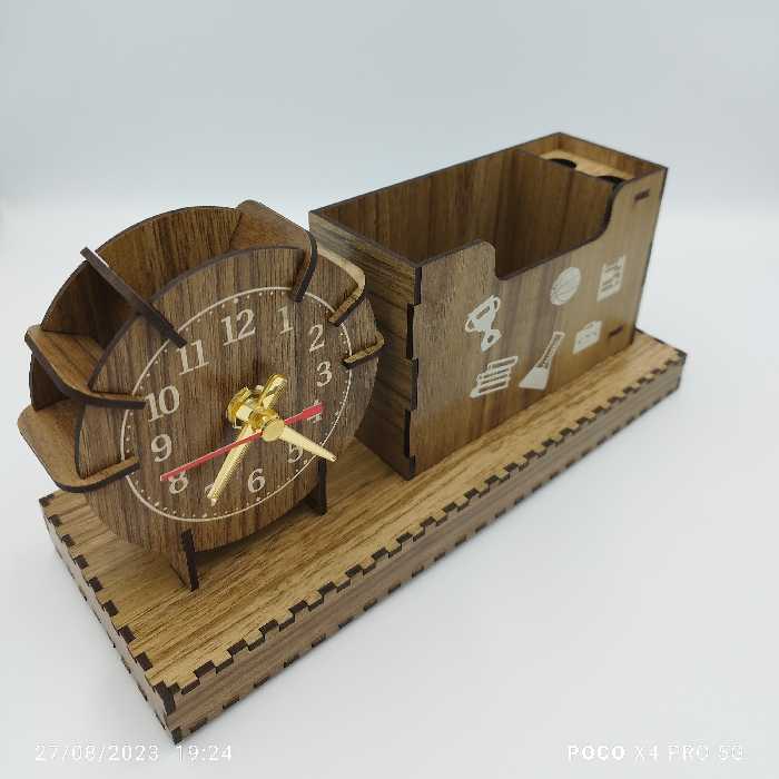 ساعت رومیزی  همراه با جا خودکاری 