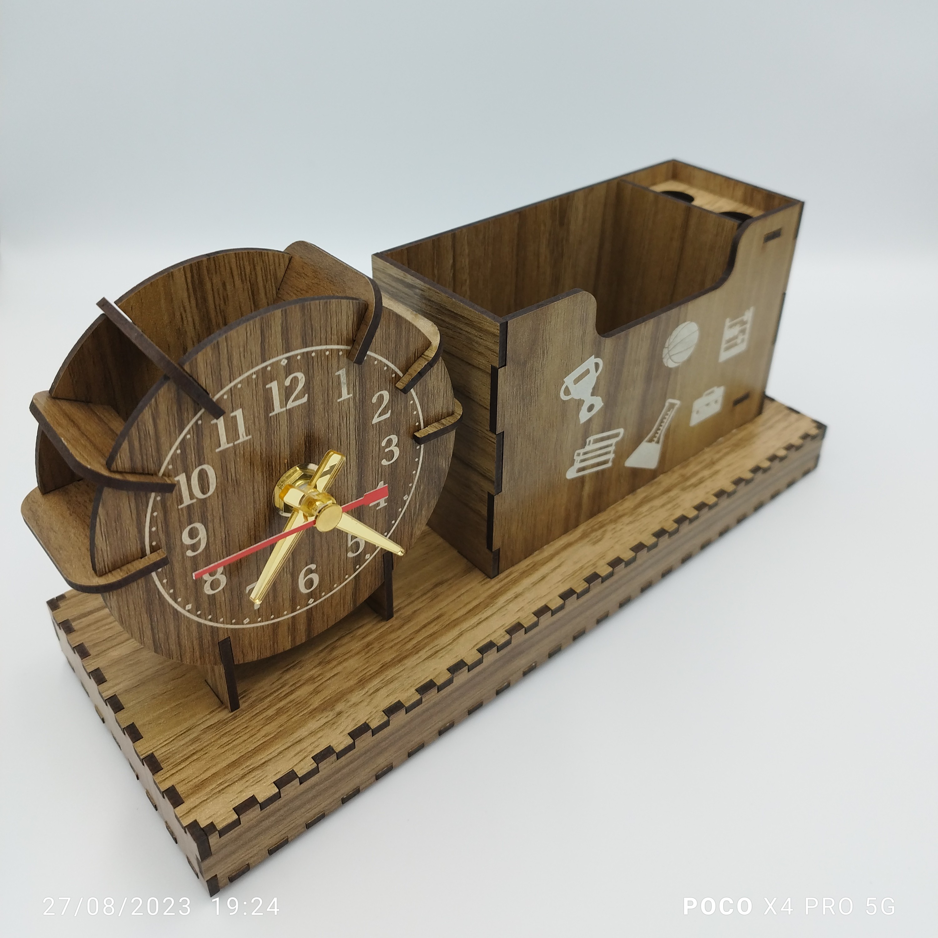 ساعت رومیزی  همراه با جا خودکاری 