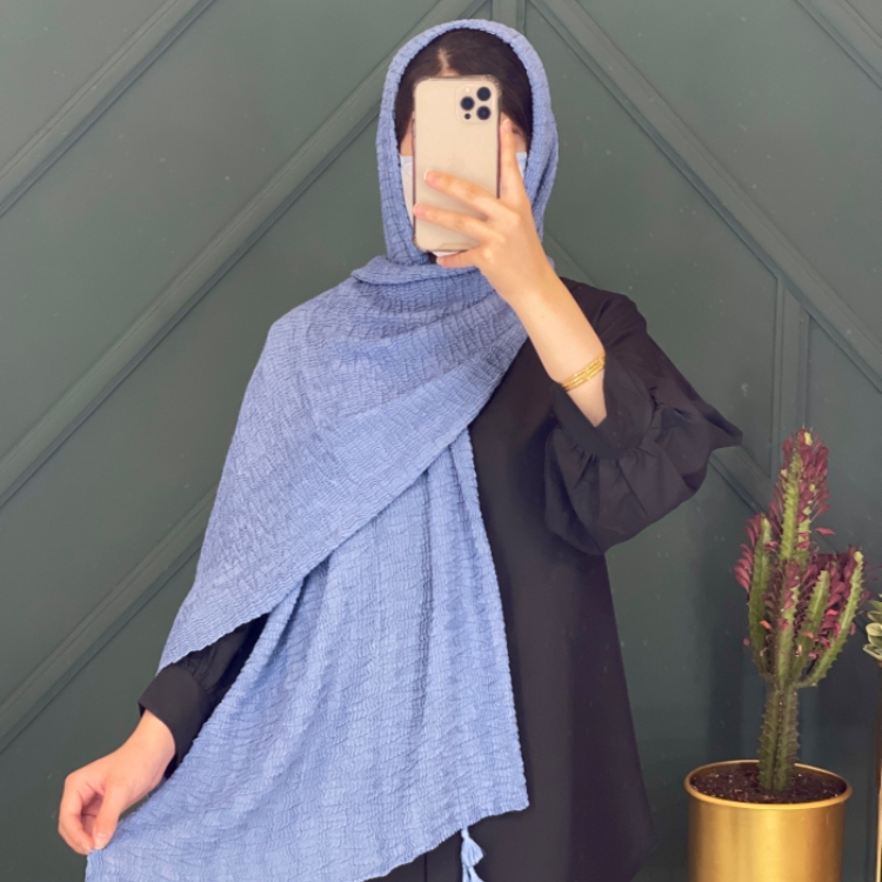 شال پفکی طرح ریز نخی اصلا سر و لیز نیست ابعاد 50در 170 در 9 رنگ