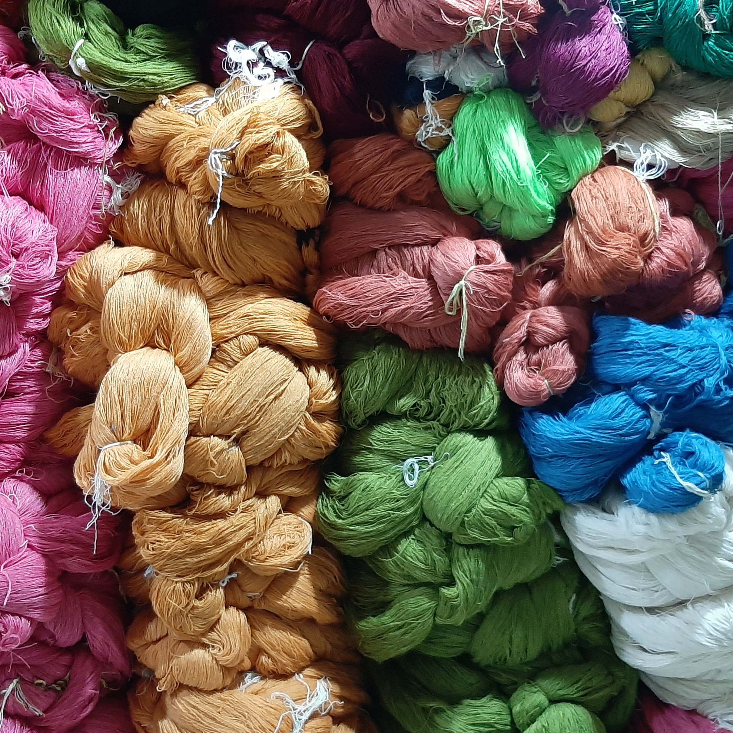 نخ اکریلیک برای بافت انواع گلیم های نخی قیمت هر کیلو 120هزارتومان