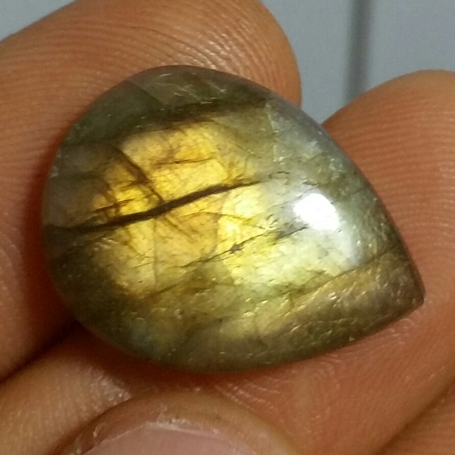 نگین لابرادوریت وارداتی از کشور لابرادور کانادا با تلالوئی بسیار بی نظیر و کمیاب کد 11157