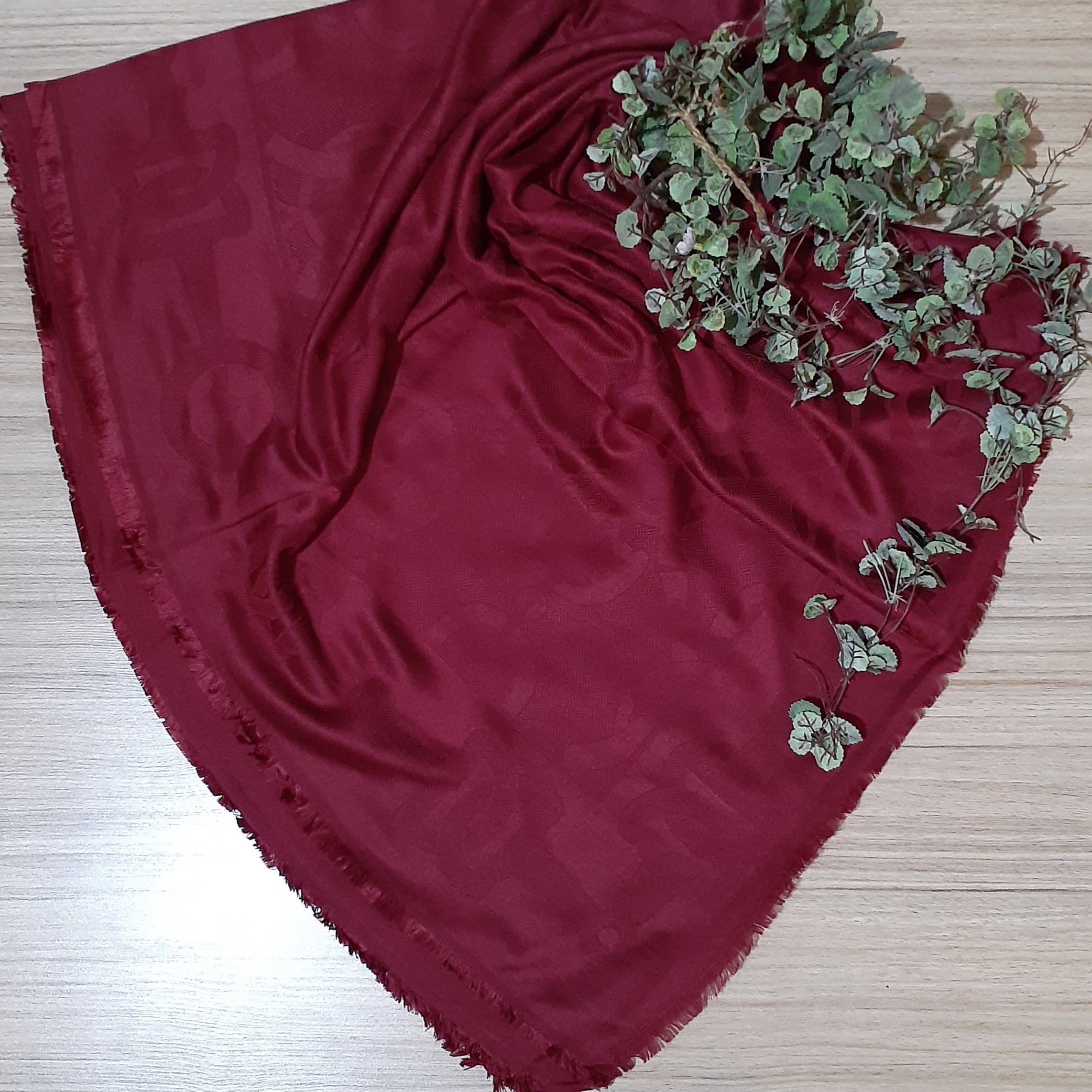 روسری نخ ژاکارد قواره بزرگ رنگ زرشکی دور ریشه