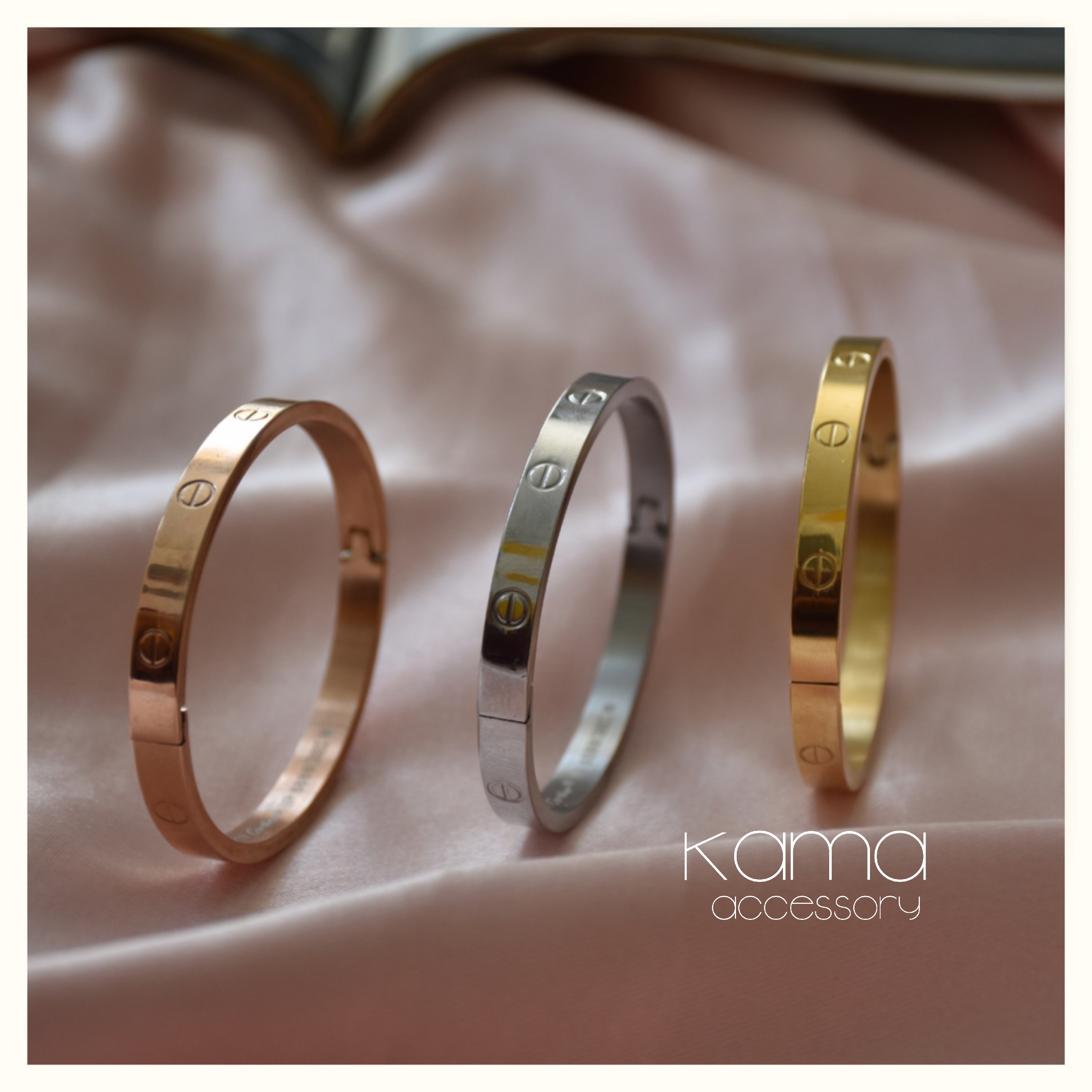 دستبند النگویی کارتیر، رنگ ثابت و ضد حساسیت، فری سایز از بغل باز میشه و سایز هر