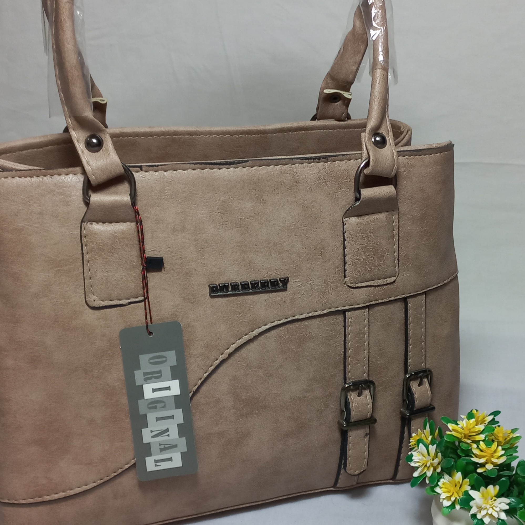 کیف زنانه چرم جلوکمربندی طرح بسیار شیک و زیبا دارای بند دوشی و دستی 
