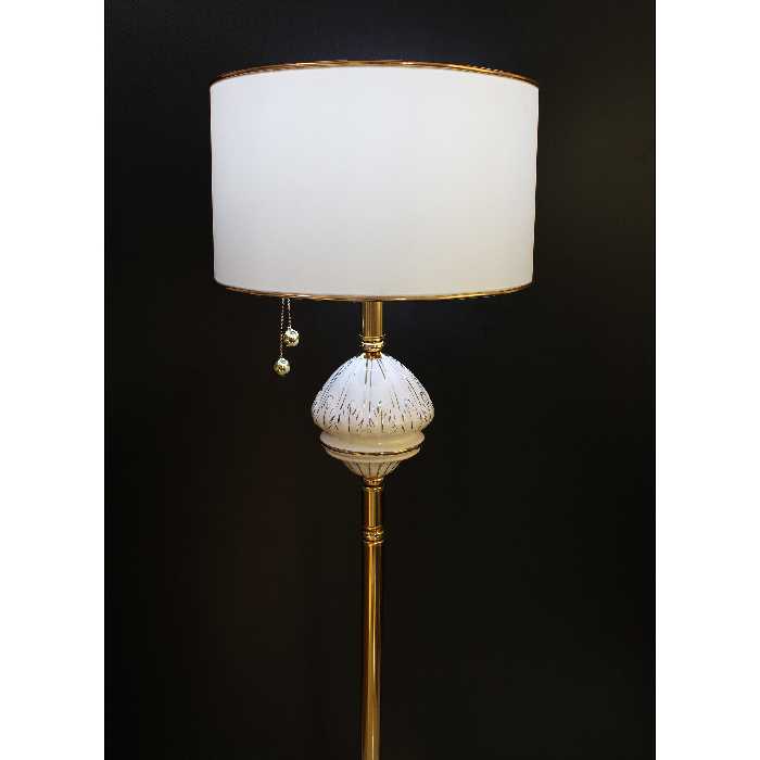 آباژور ایستاده مدل آستیاژ 02 کنار سالنی 