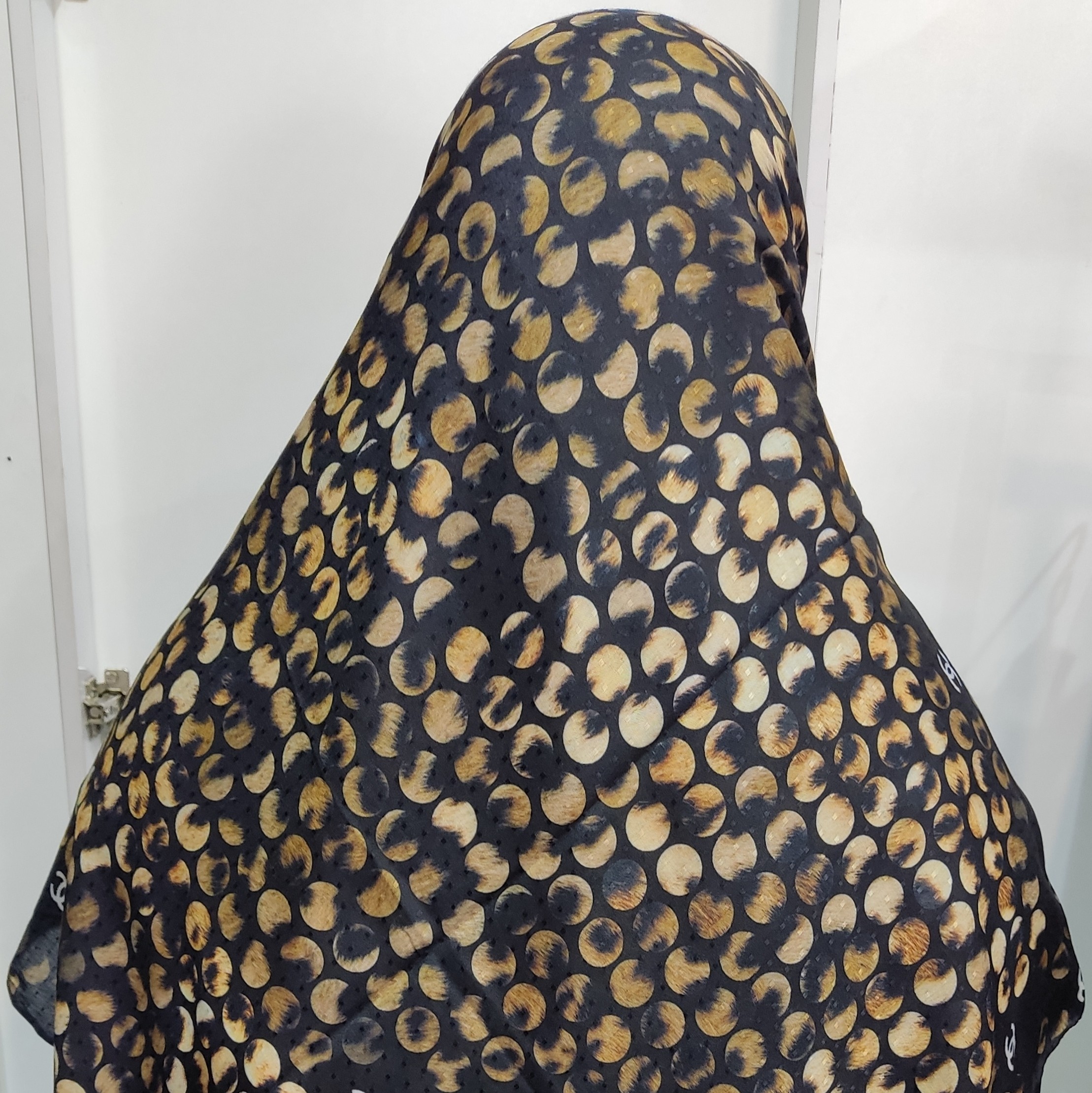 روسری نخی دور دست دوز اصلا لیز نیست
