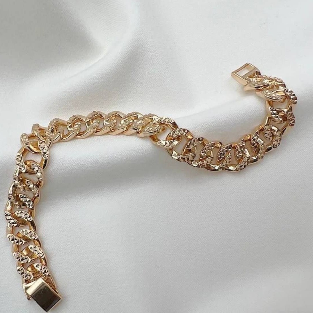 دستبند کارتیر  طرح طلا.کد270295388.جنس ژوپینگ آبکاری آبطلا.رنگ ثابت ضدحساسیت