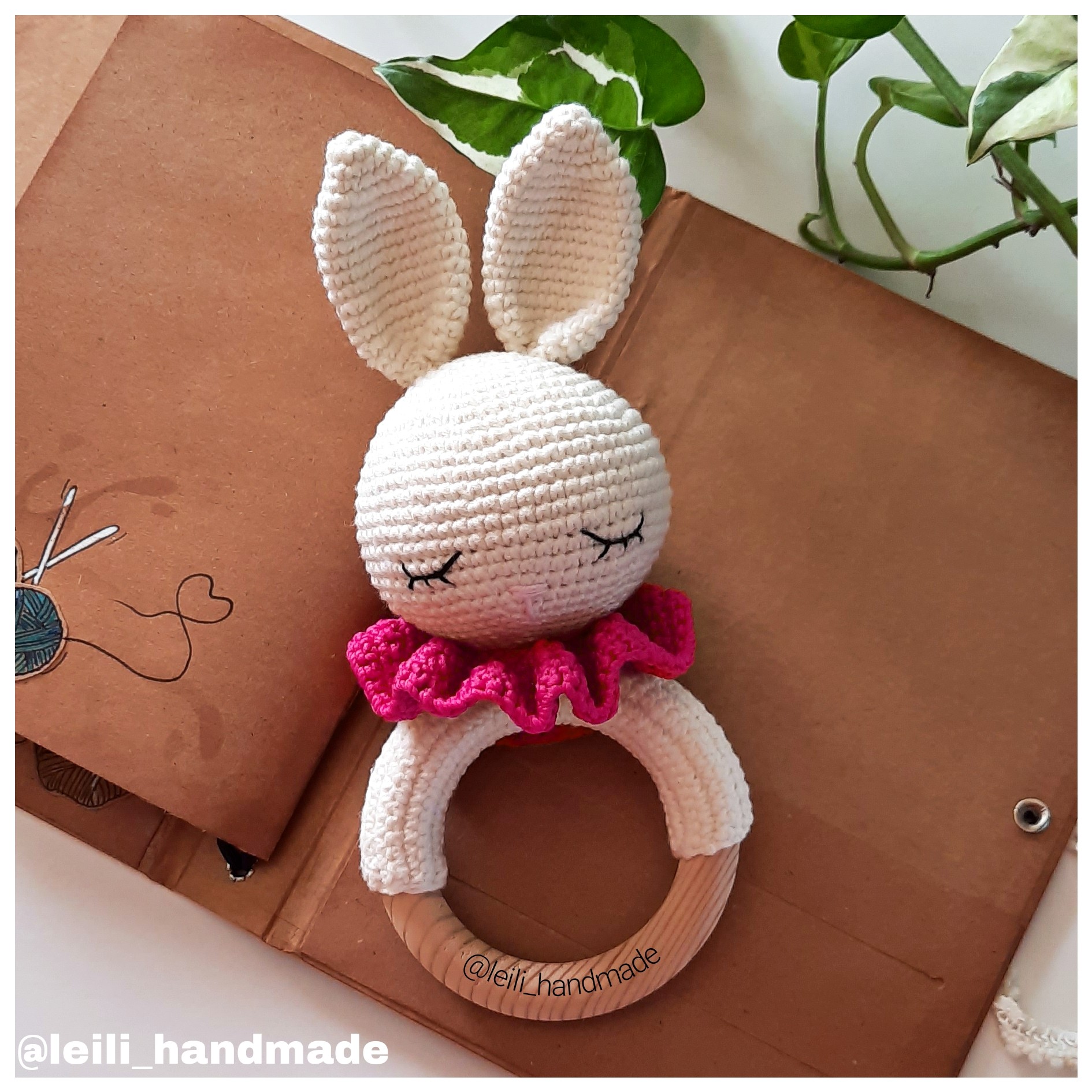 جغجغه خرگوش نوزادی بافتنی سفید و سرخابی