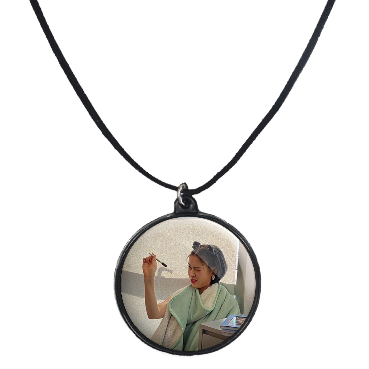 گردنبند پرمانه طرح گروه موسیقی ایتزی کد pmb.13054 مدل دو طرفه