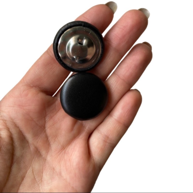 دکمه چرمی رنگ مشکی قطر 3 سانتی متر مناسب برای کت پالتو جلیقه