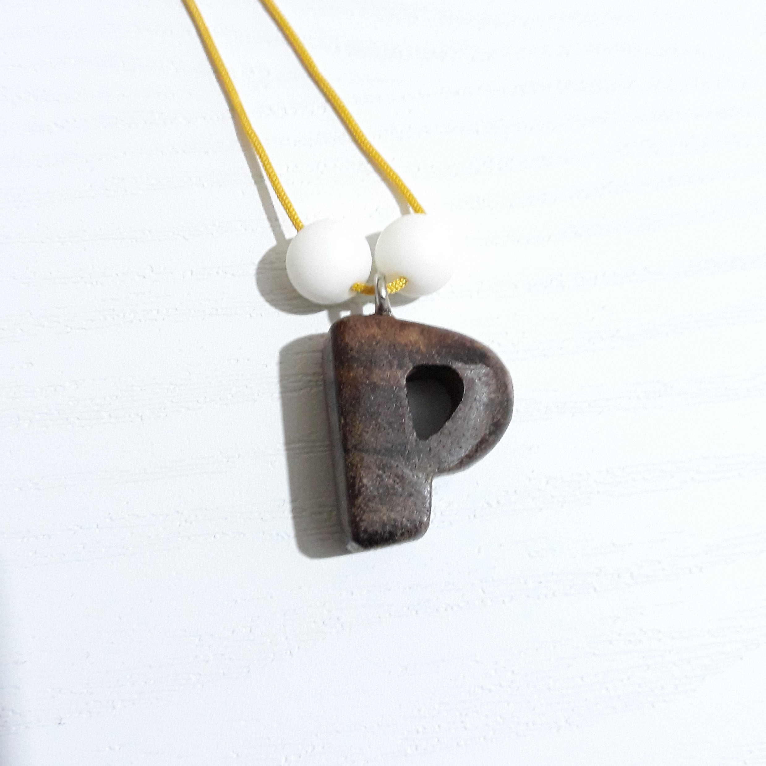 گردنبند حرف انگلیسی حرف P از چوب طبیعی گردو  دستساز چوبکده بیدسفید