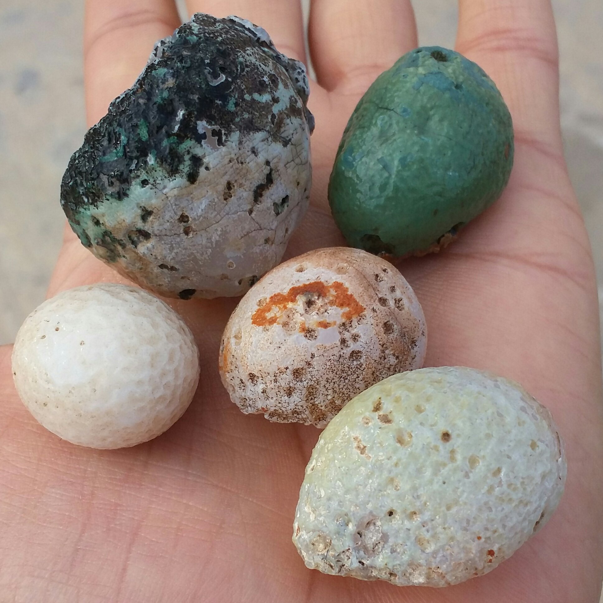 مجموعه 5 عددی سنگ راف خام عقیق توپی برش نخورده با کیفیت صد در صد طبیعی شاهکار خلقت سرشار از خواص
با قابلیت ساخت چند نگین