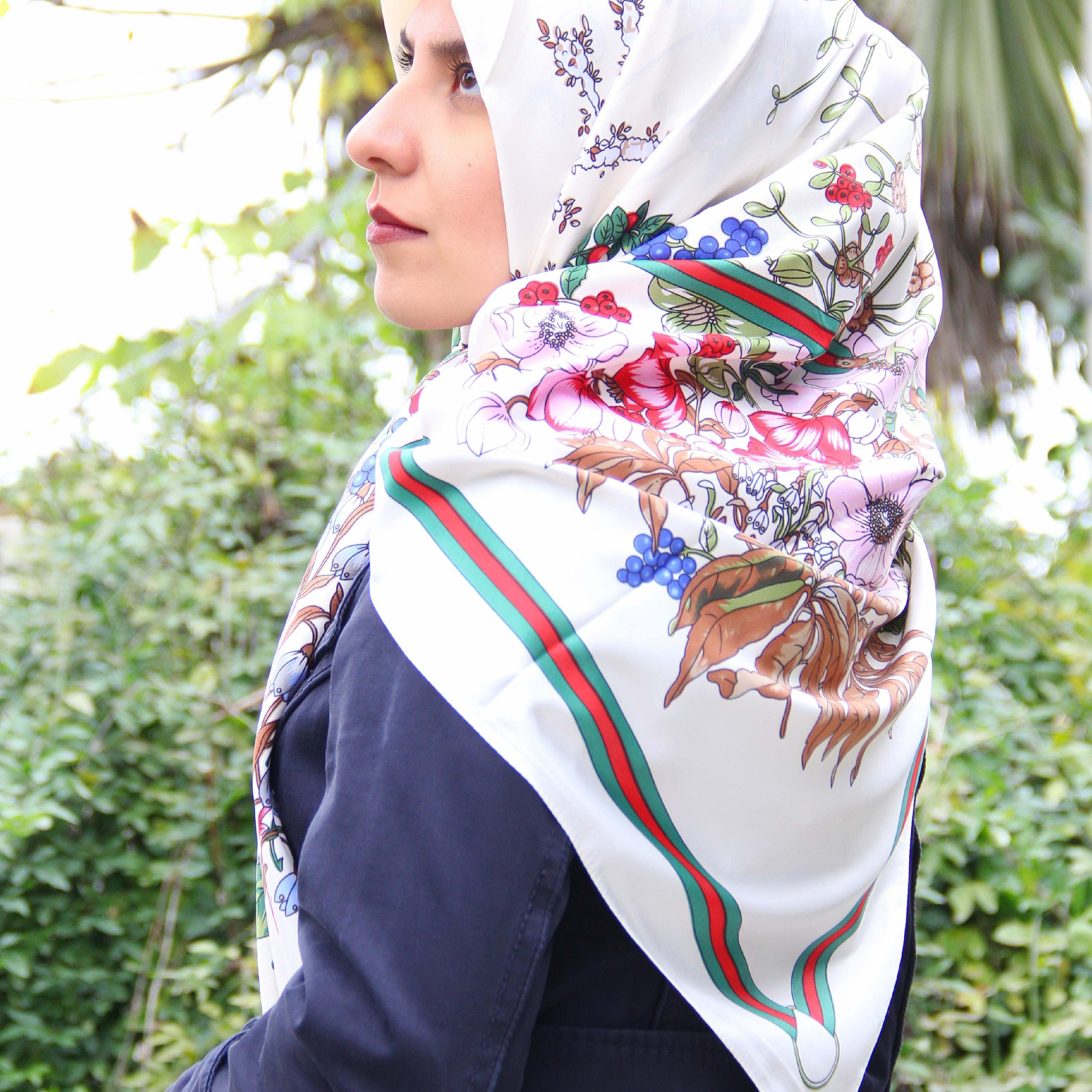 روسری ابریشمی وارداتی مجلسی گلدار قواره بزرگ زمینه سفید