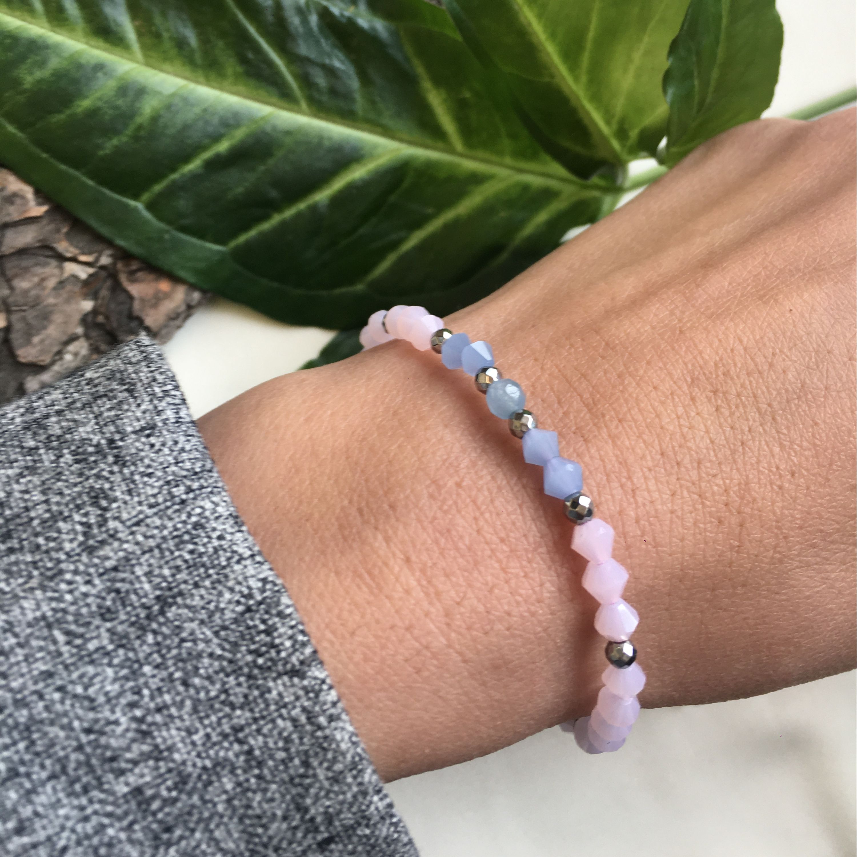 دستبند سنگ کریستال و حدید مدل لاله