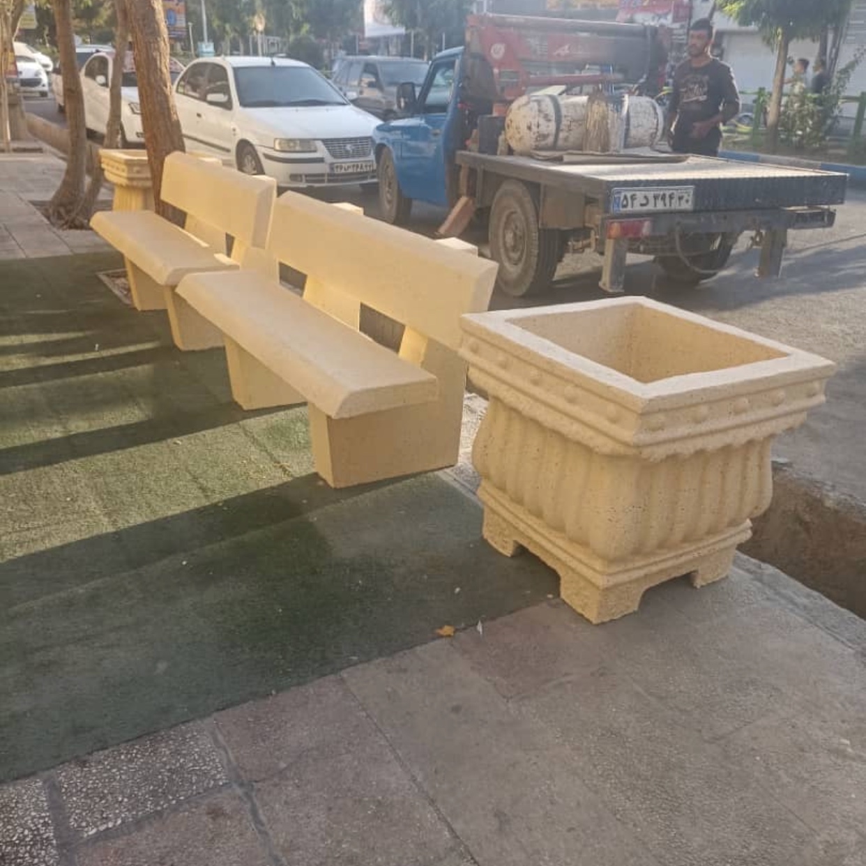 گلدان بتنی بزرگ و نیمکت بتنی 