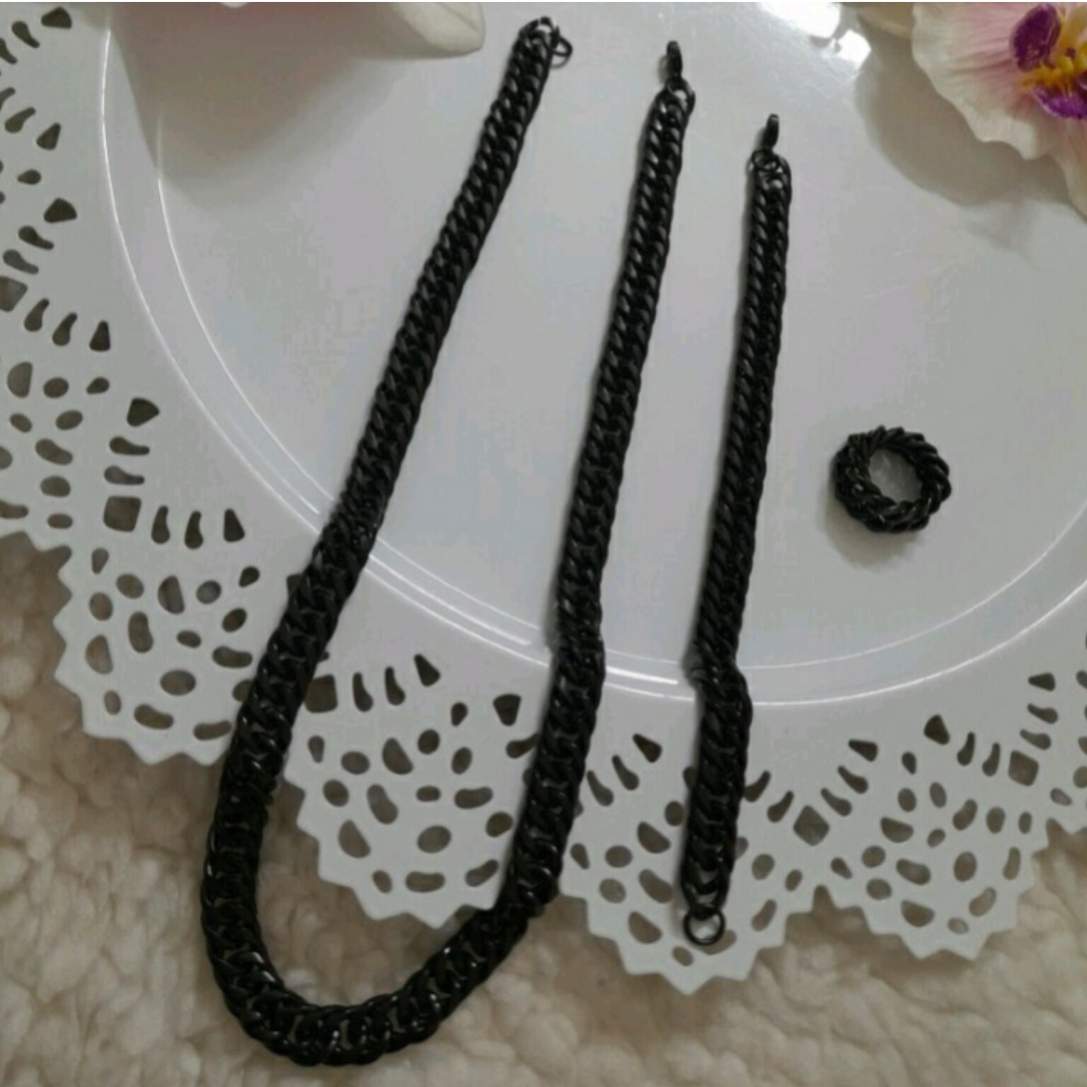 دستبند و گردنبند وانگشتر  کارتیر مشکی (مردونه و زنونه )